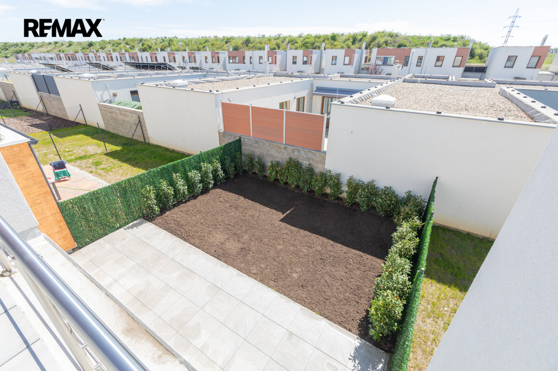 Pronájem rodinného domu 3+kk s parkovacím stáním a zahradou – Praha 9, Hostavice