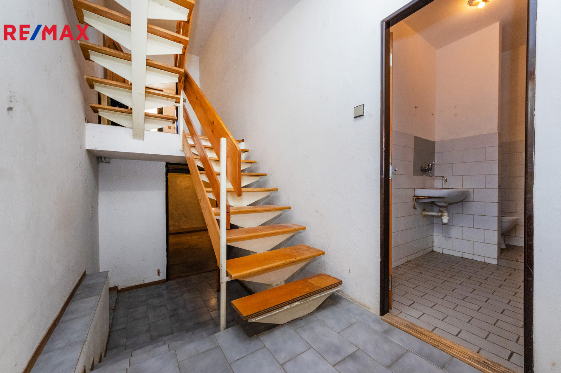 Rohový řadový RD 229 m² 2x lodžie garáž zahrada 311 m² původní stav Součkova Řepy