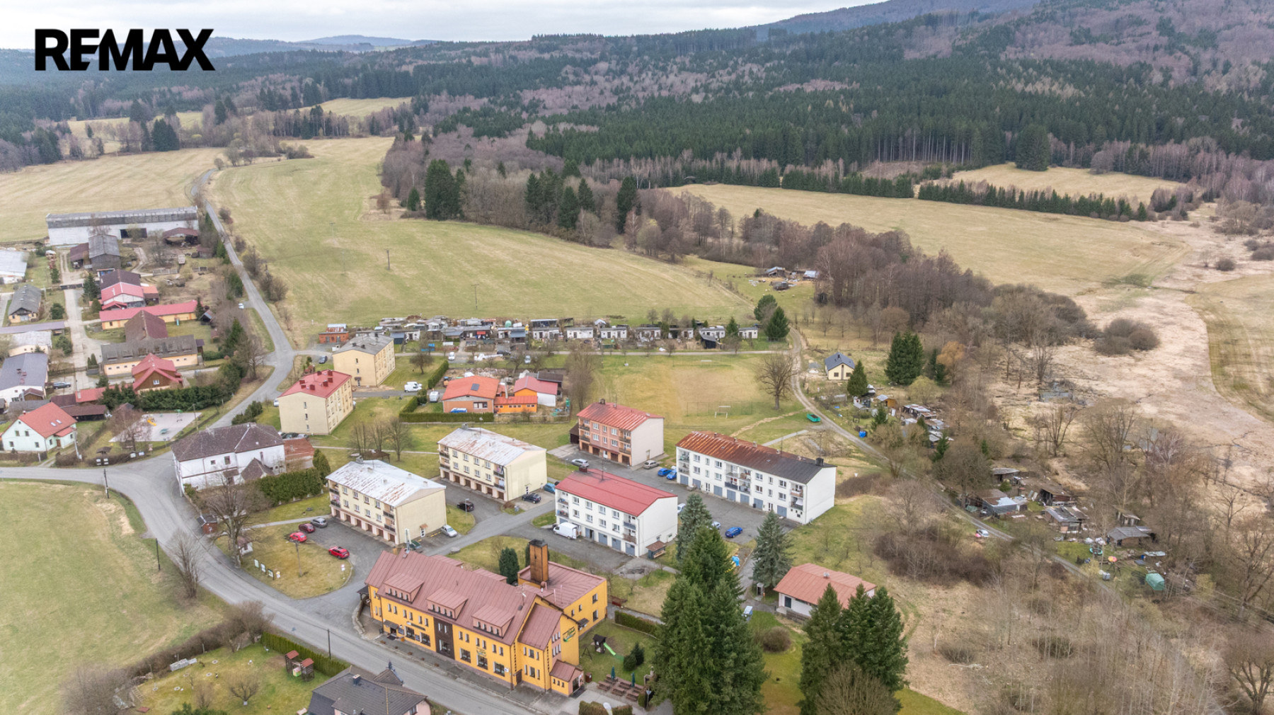 Činžovní dům se 4 byty a 4 garážemi v Rybníku u Domažlic