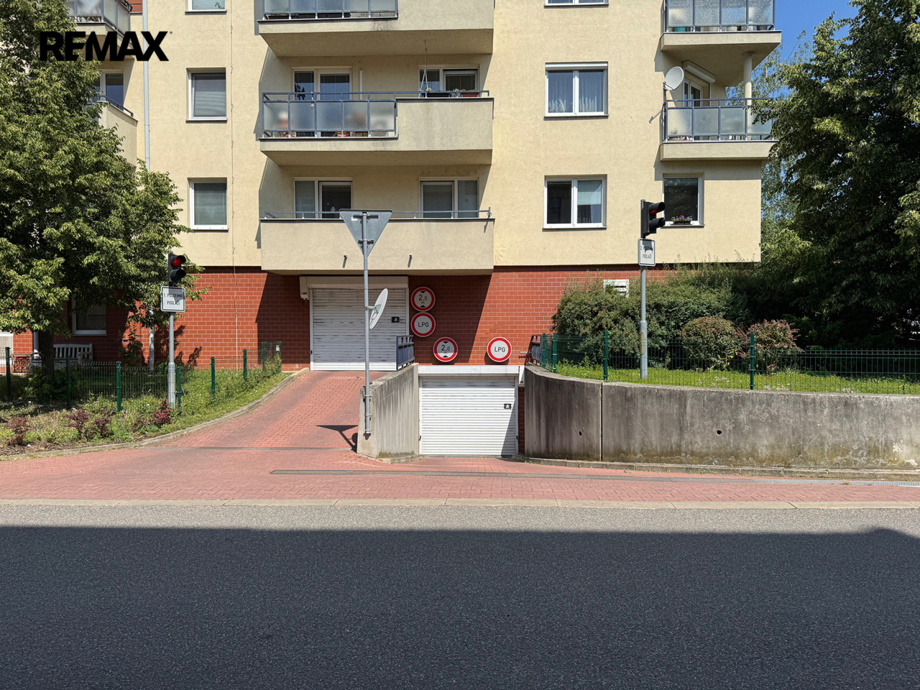 Parkovací stání v garážích v Radotíně na pronájem