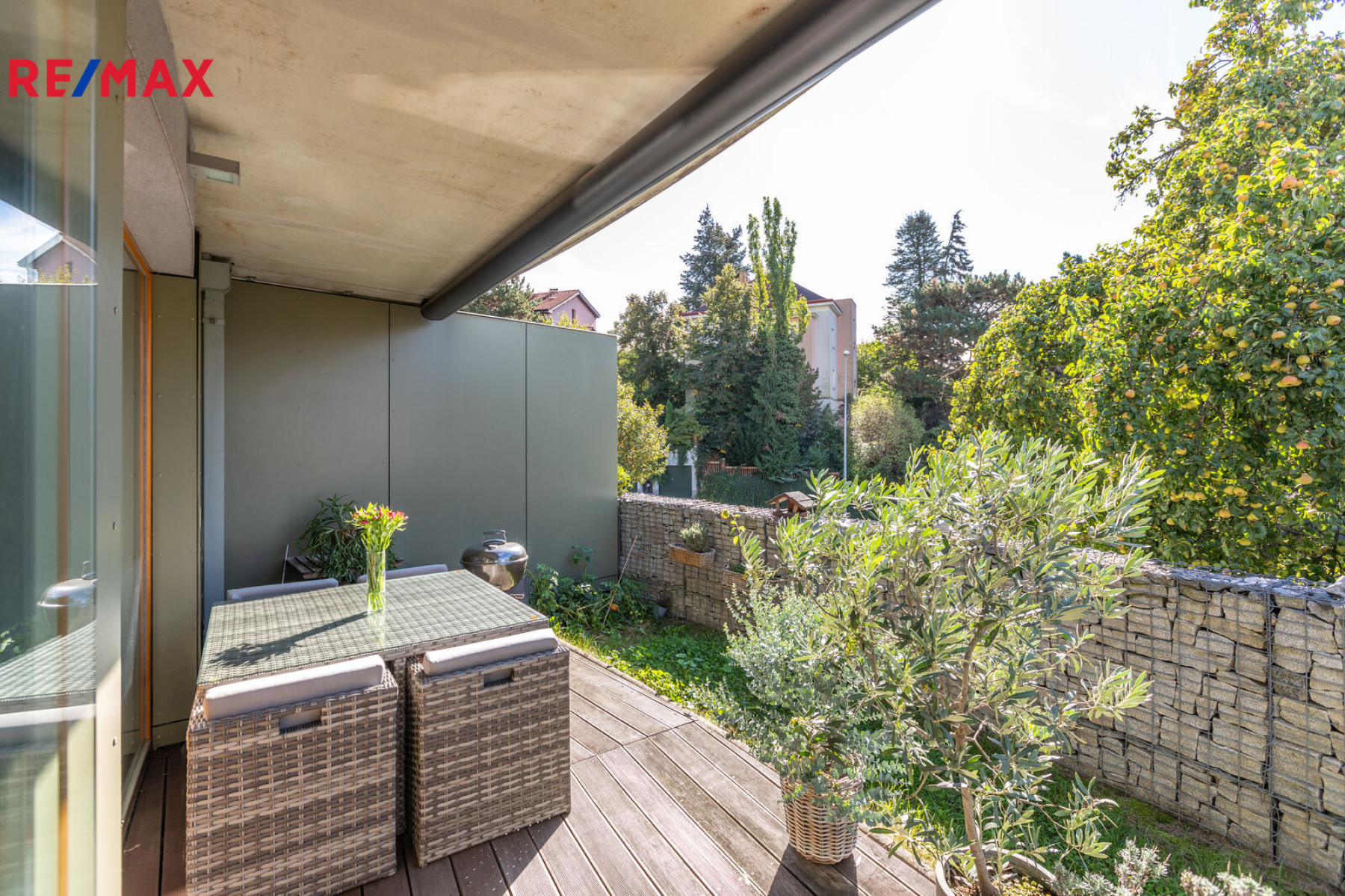 Krásný byt 3+kk zařízený architektonickým studiem s velkou terasou/předzahrádkou