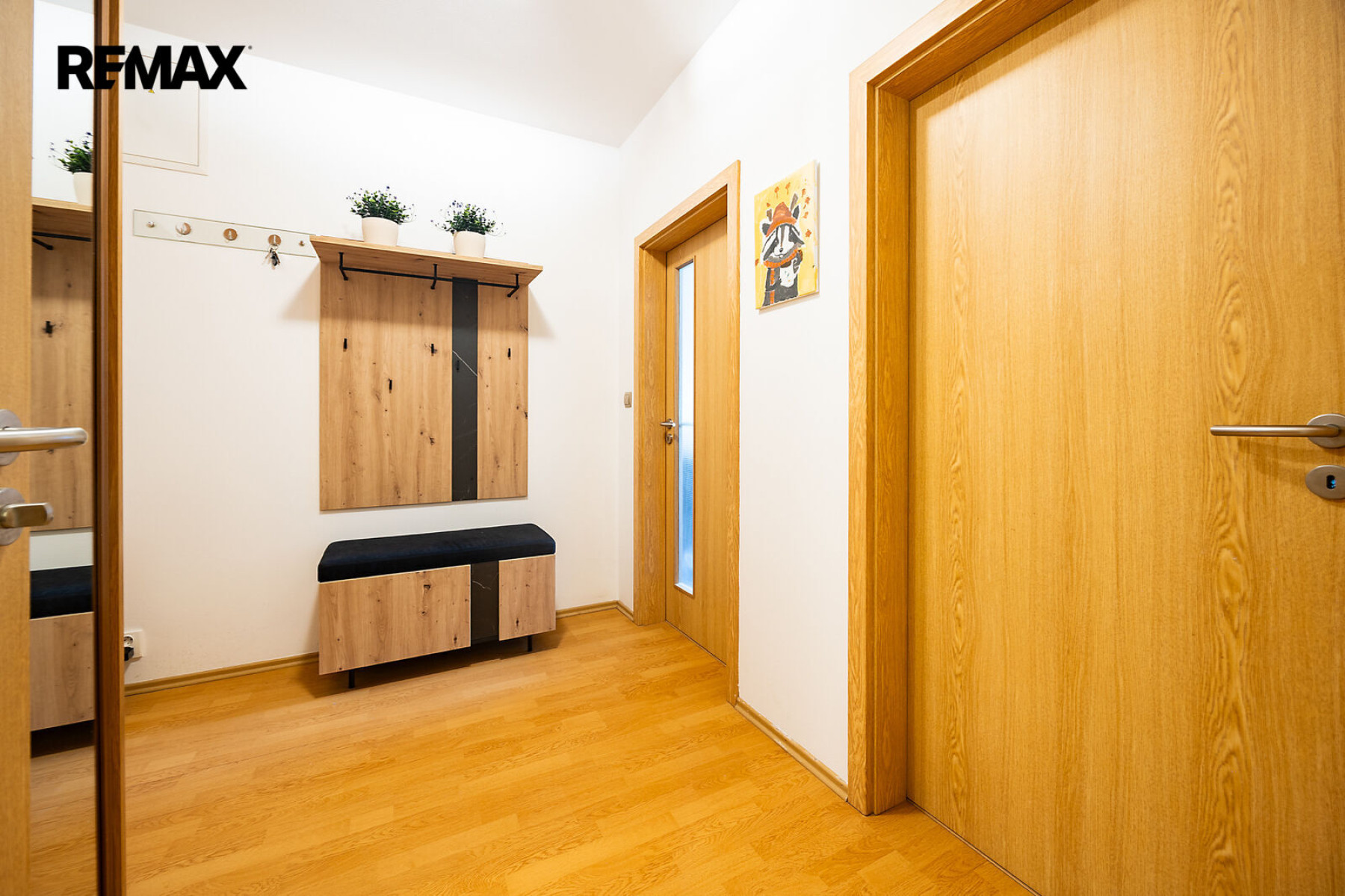 Prodej skvělého bytu 2+kk s prostorným balkonem, parkovacím stáním v garážích a sklepem