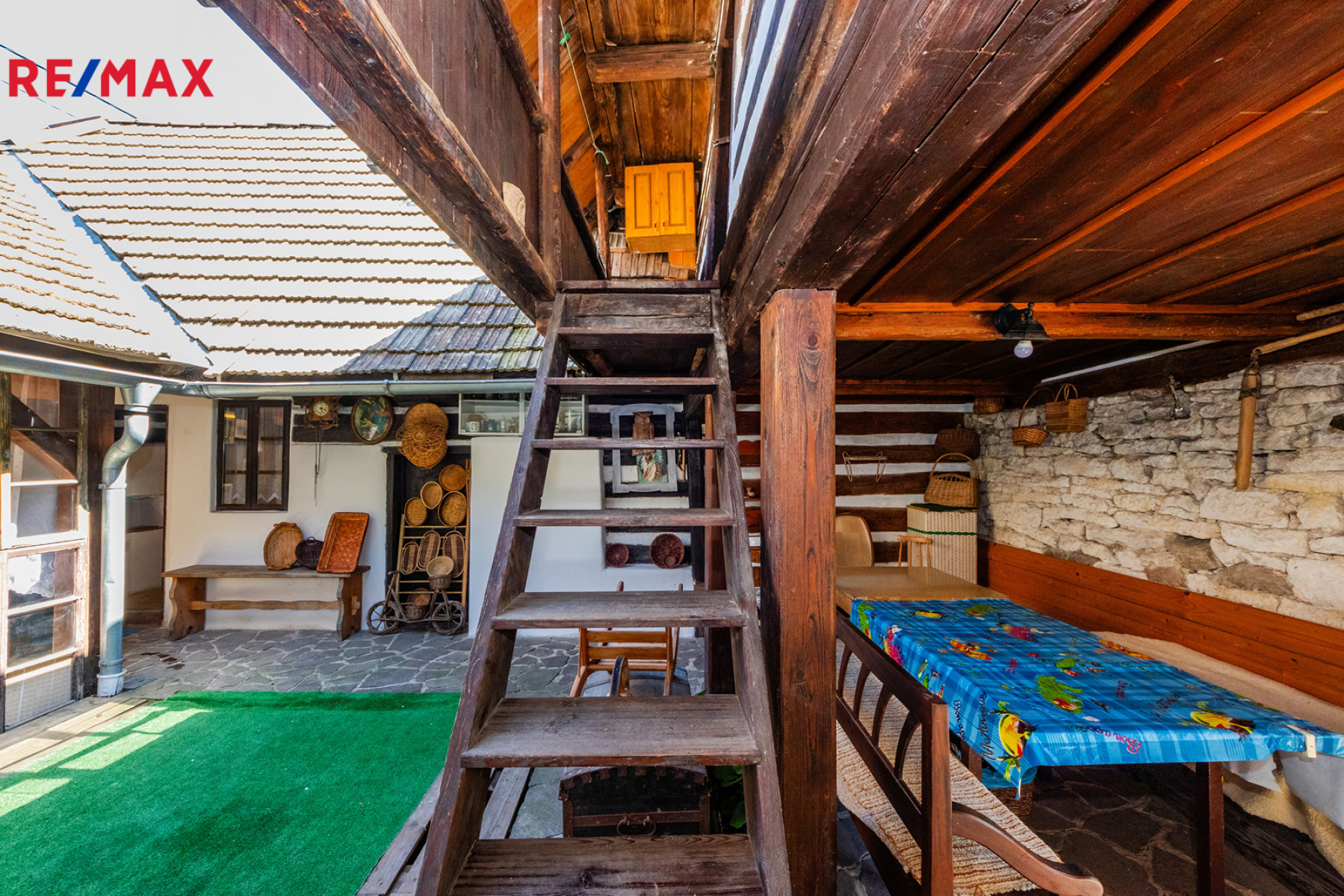 Stylová tradiční patrová chalupa s vnitřním čtvercovým dvorem, pozemek 1 264 m², Široký důl Polička