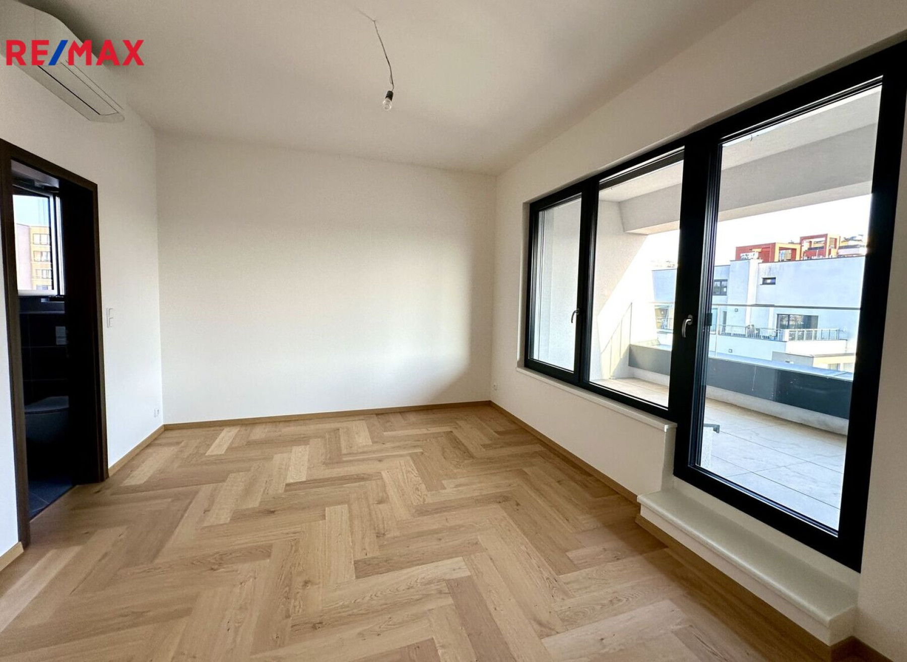 Zcela nový luxusní byt 4+kk, 3 terasy a sklep, Praha 9 - Vysočany