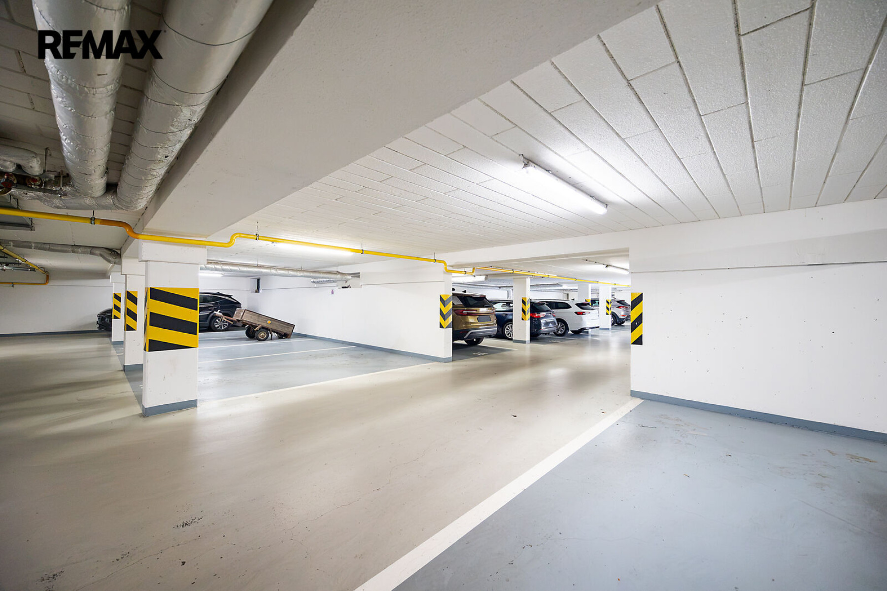 Prodej skvělého bytu 2+kk s prostorným balkonem, parkovacím stáním v garážích a sklepem