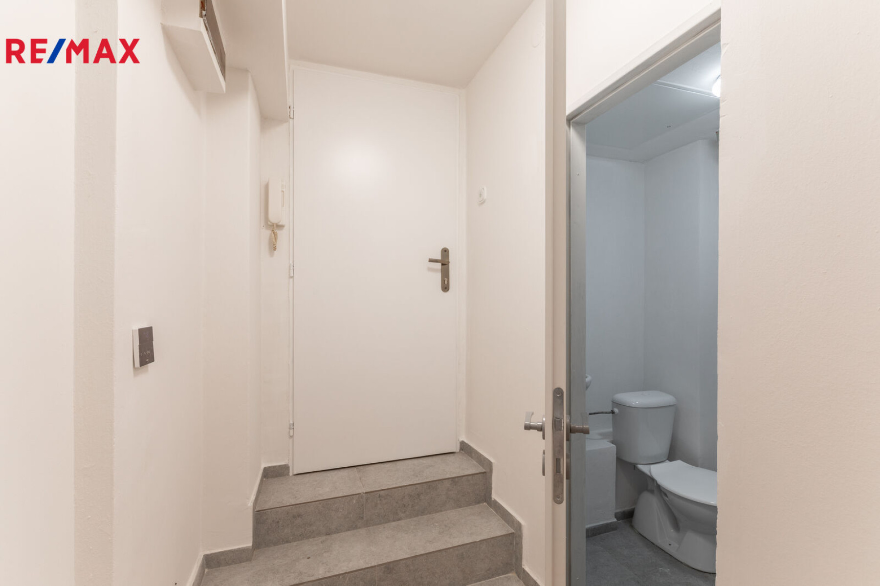 Prodej bytu 1kk, 26 m² + předzahrádka a sklep, Praha - Modřany