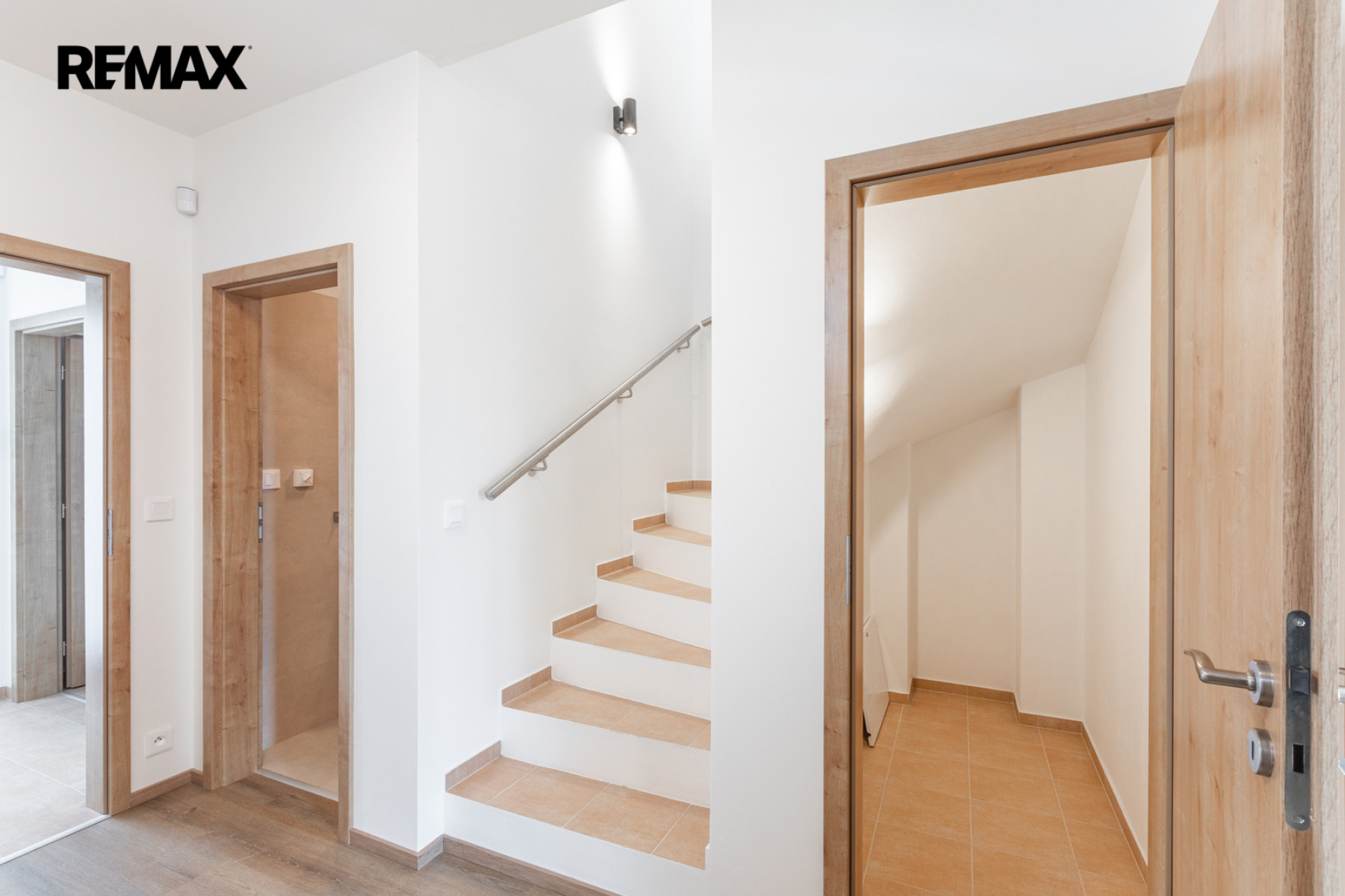Pronájem rodinného domu 3+kk s parkovacím stáním a zahradou – Praha 9, Hostavice
