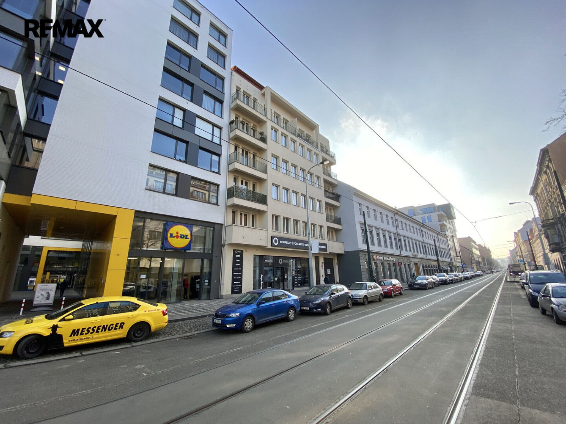 Prostorný, dvoupatrový byt 4+kk s terasou, Praha 8 - Karlín