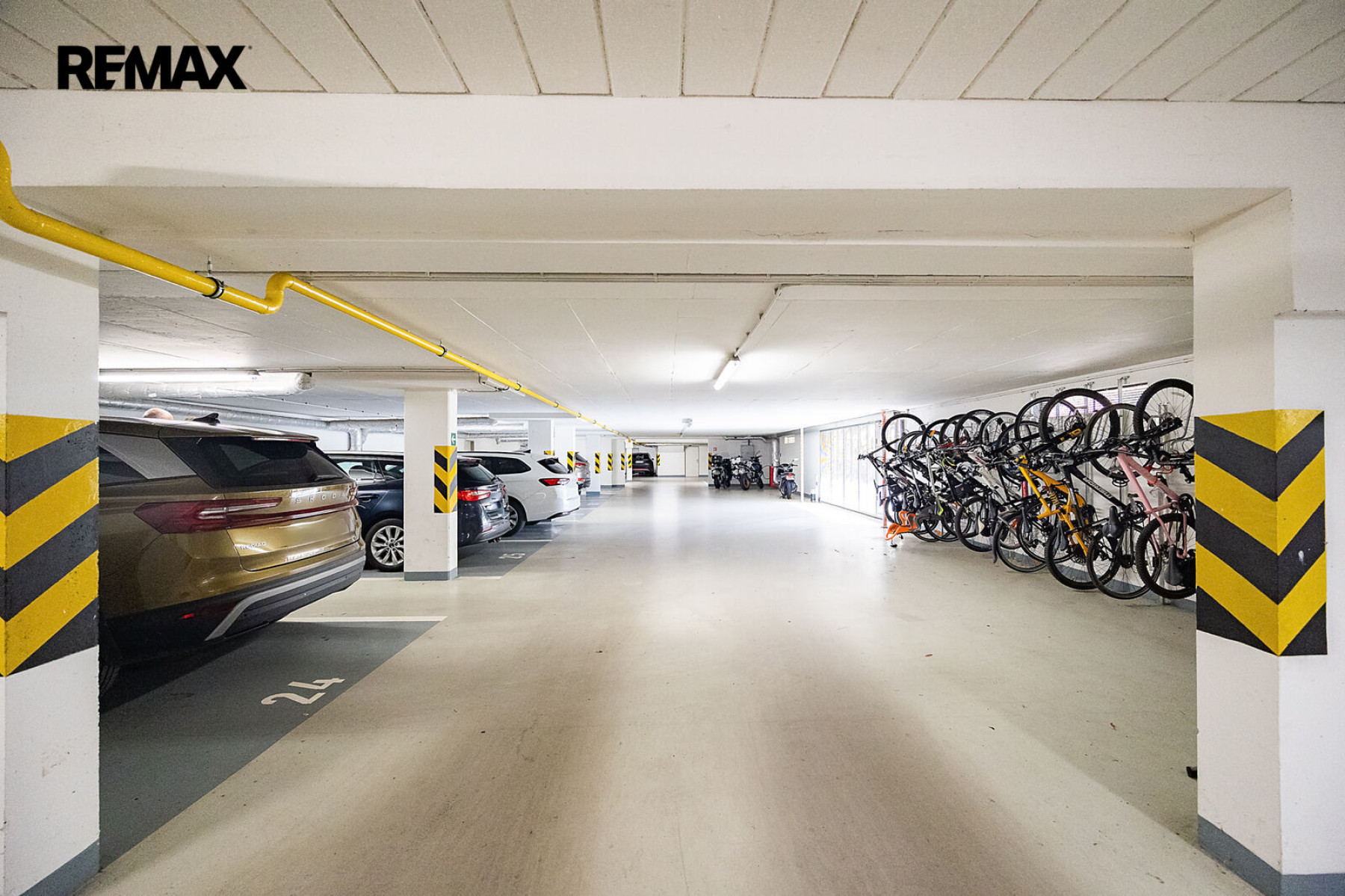 Prodej skvělého bytu 2+kk s prostorným balkonem, parkovacím stáním v garážích a sklepem