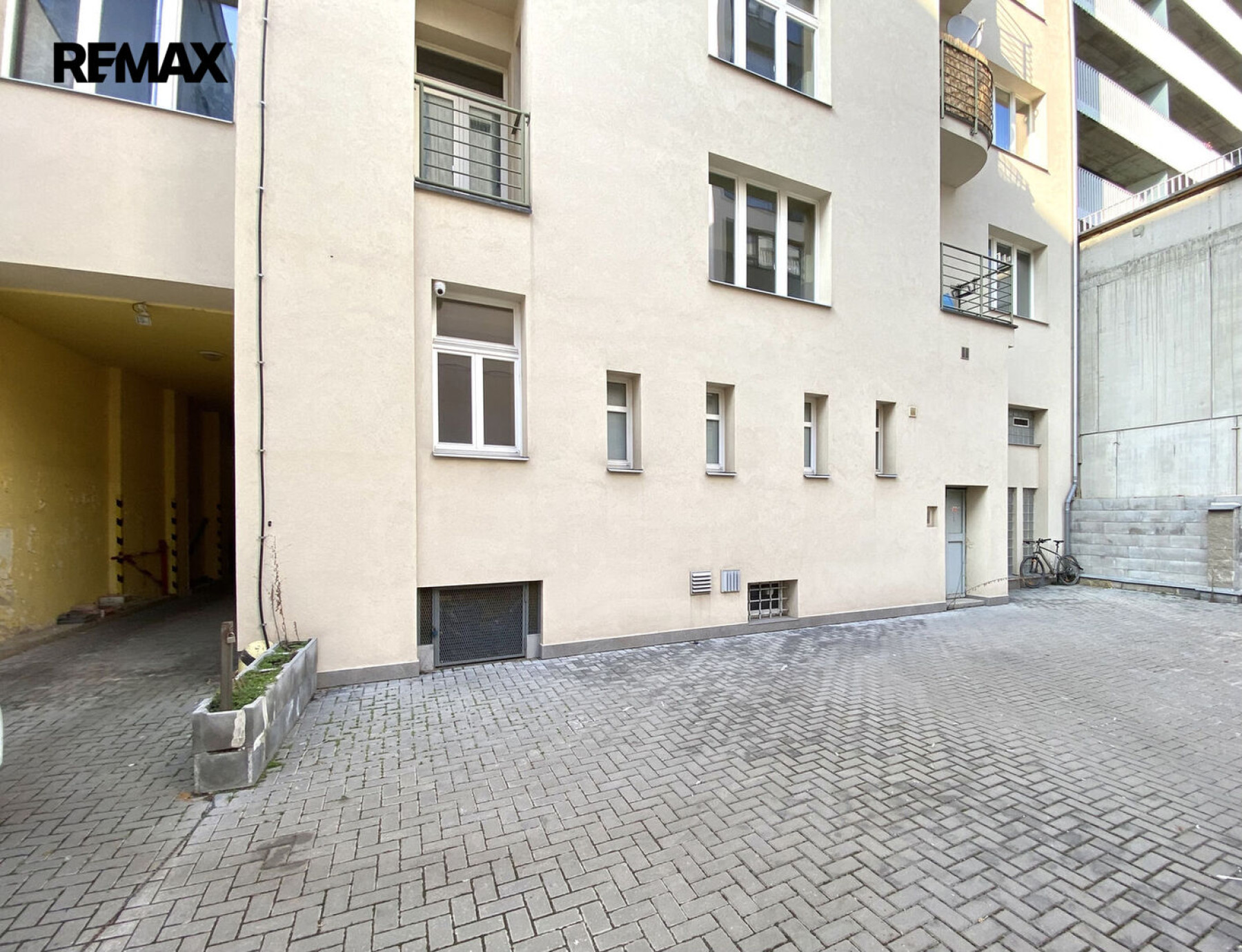 Prostorný, dvoupatrový byt 4+kk s terasou, Praha 8 - Karlín