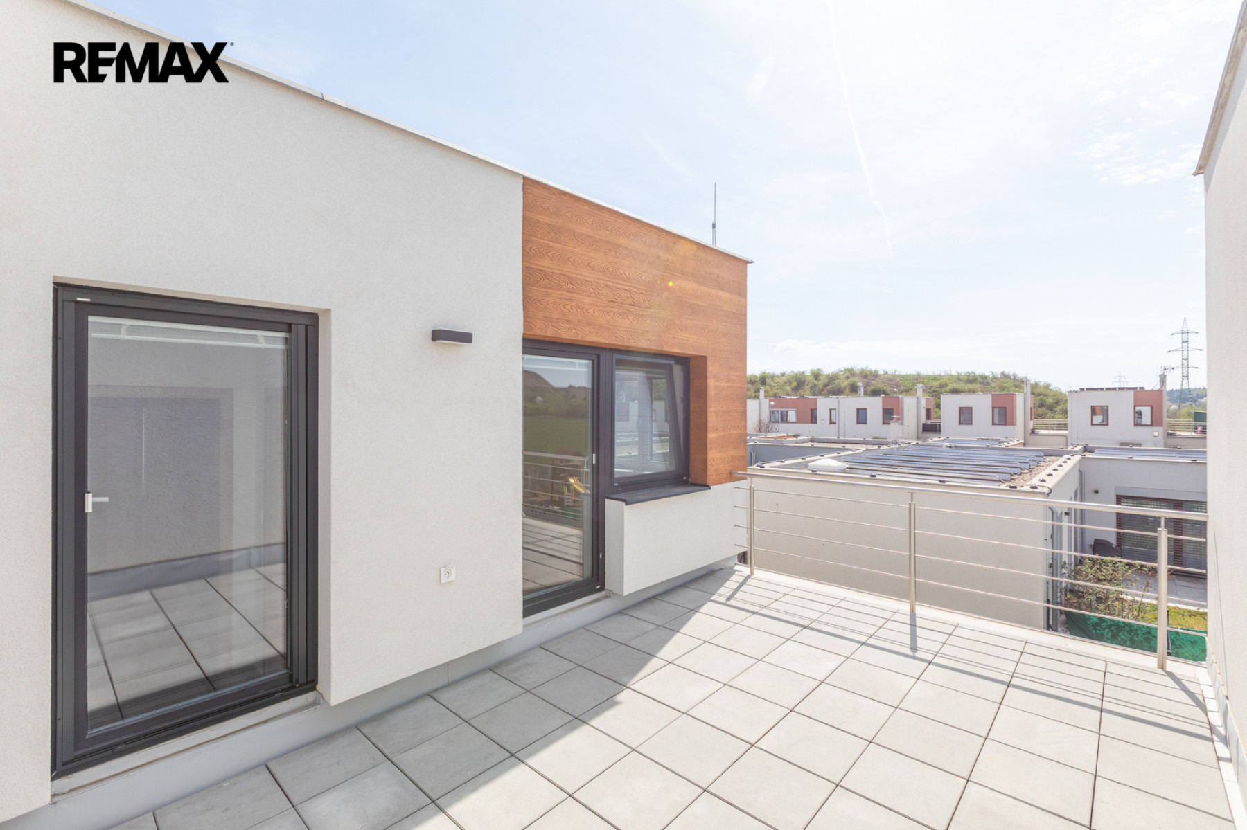 Pronájem rodinného domu 3+kk s parkovacím stáním a zahradou – Praha 9, Hostavice