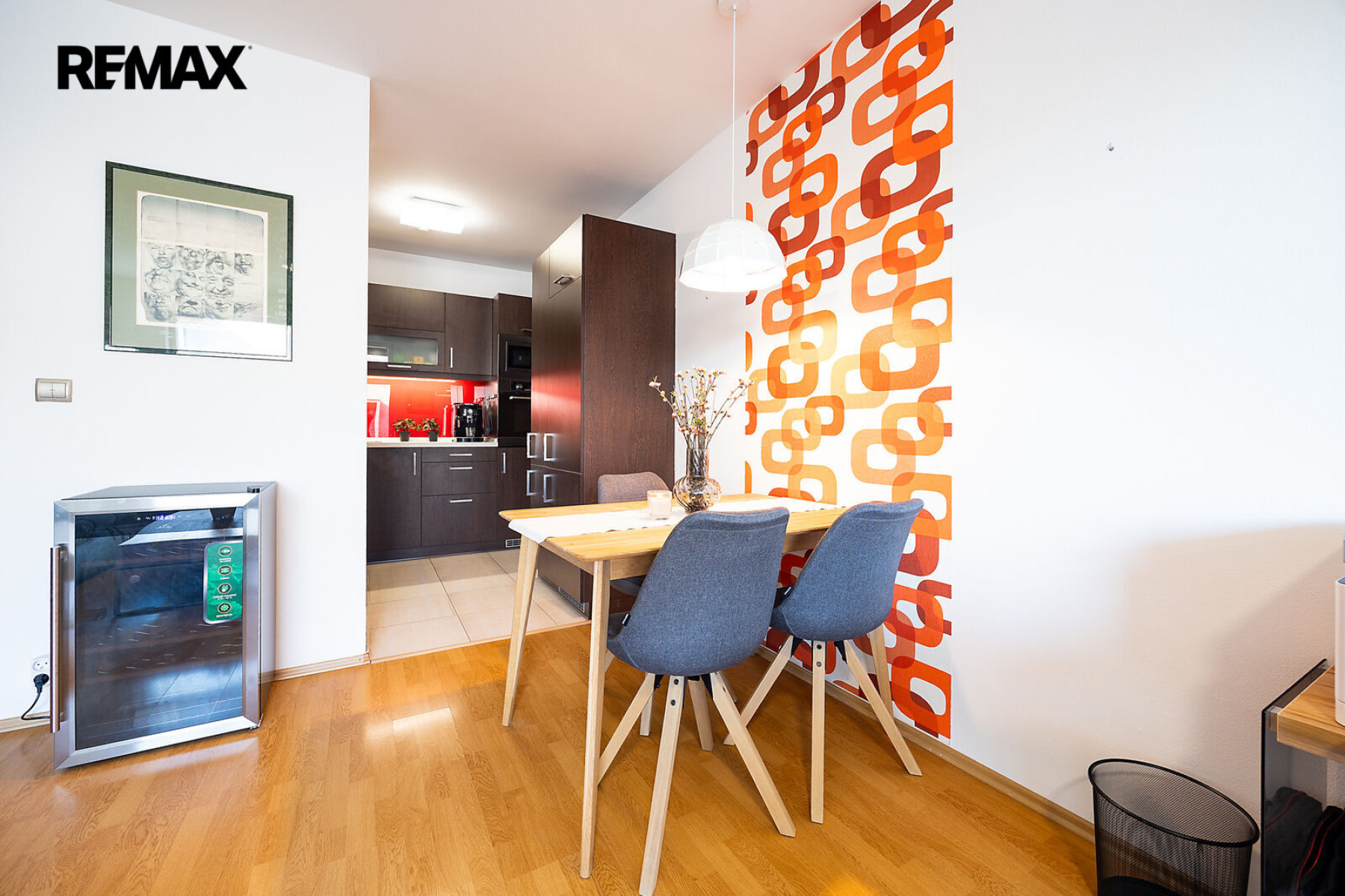 Prodej skvělého bytu 2+kk s prostorným balkonem, parkovacím stáním v garážích a sklepem