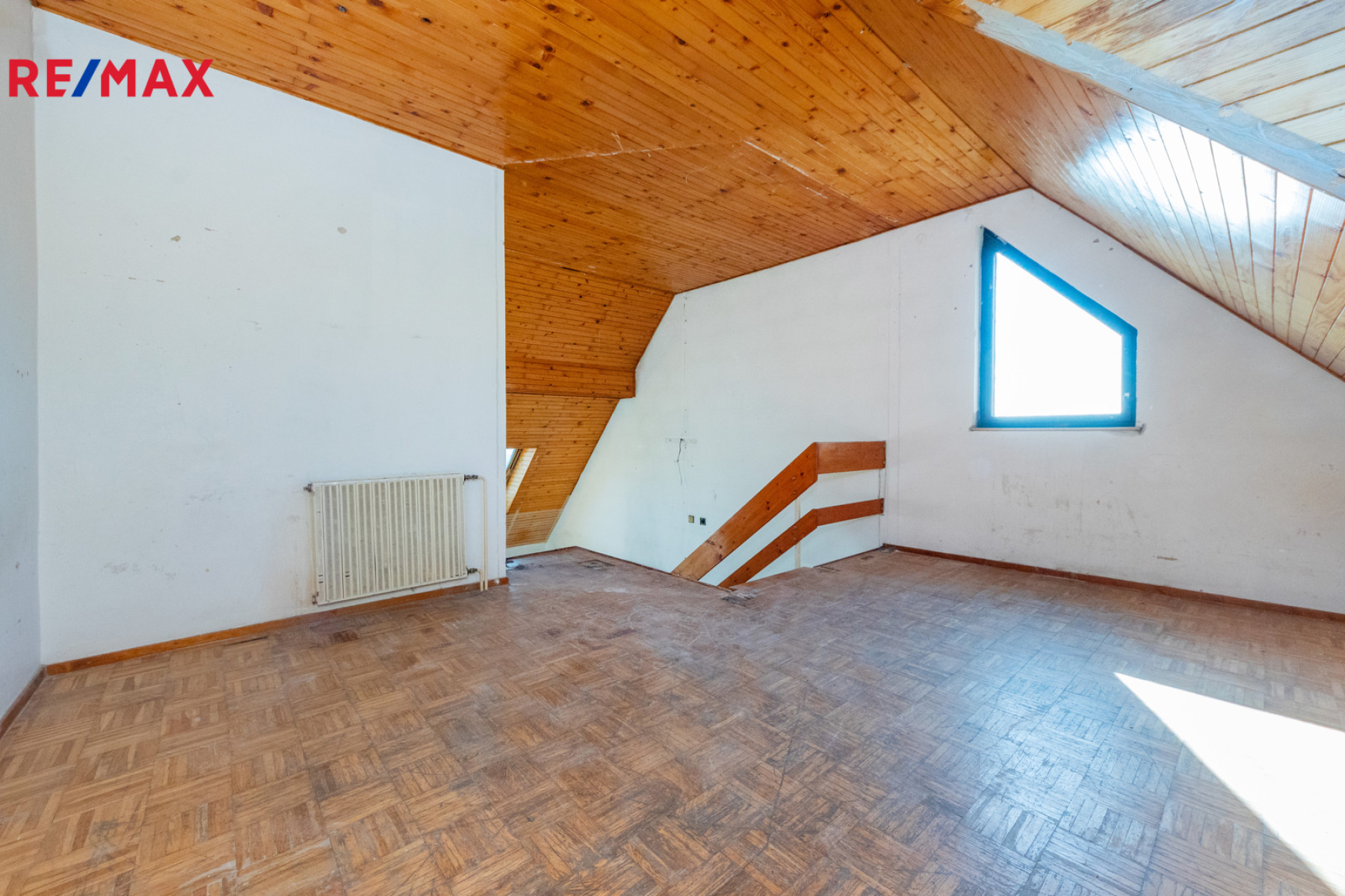 Rohový řadový RD 229 m² 2x lodžie garáž zahrada 311 m² původní stav Součkova Řepy