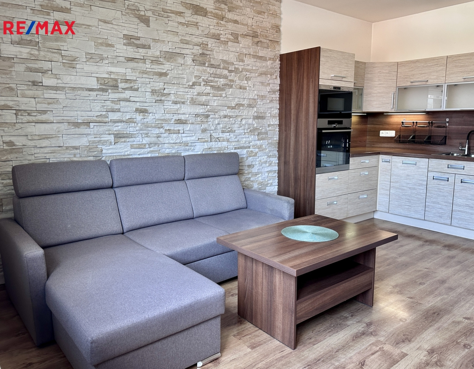 Prodej světlého bytu 3+kk s balkony a garážovým stáním, Praha 9 - Kbely