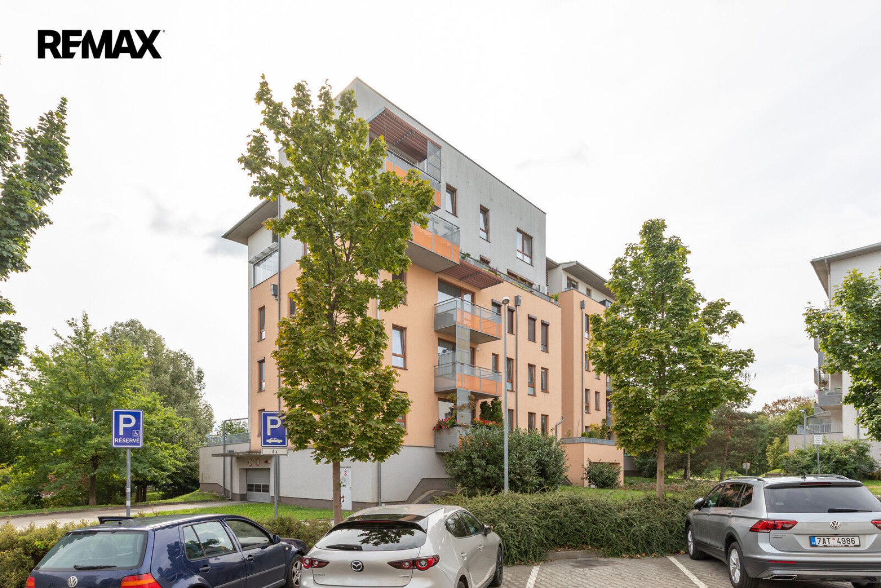Skvělý byt 3+kk s velkou terasou a parkovacím stáním v Čakovickém parku k pronájmu