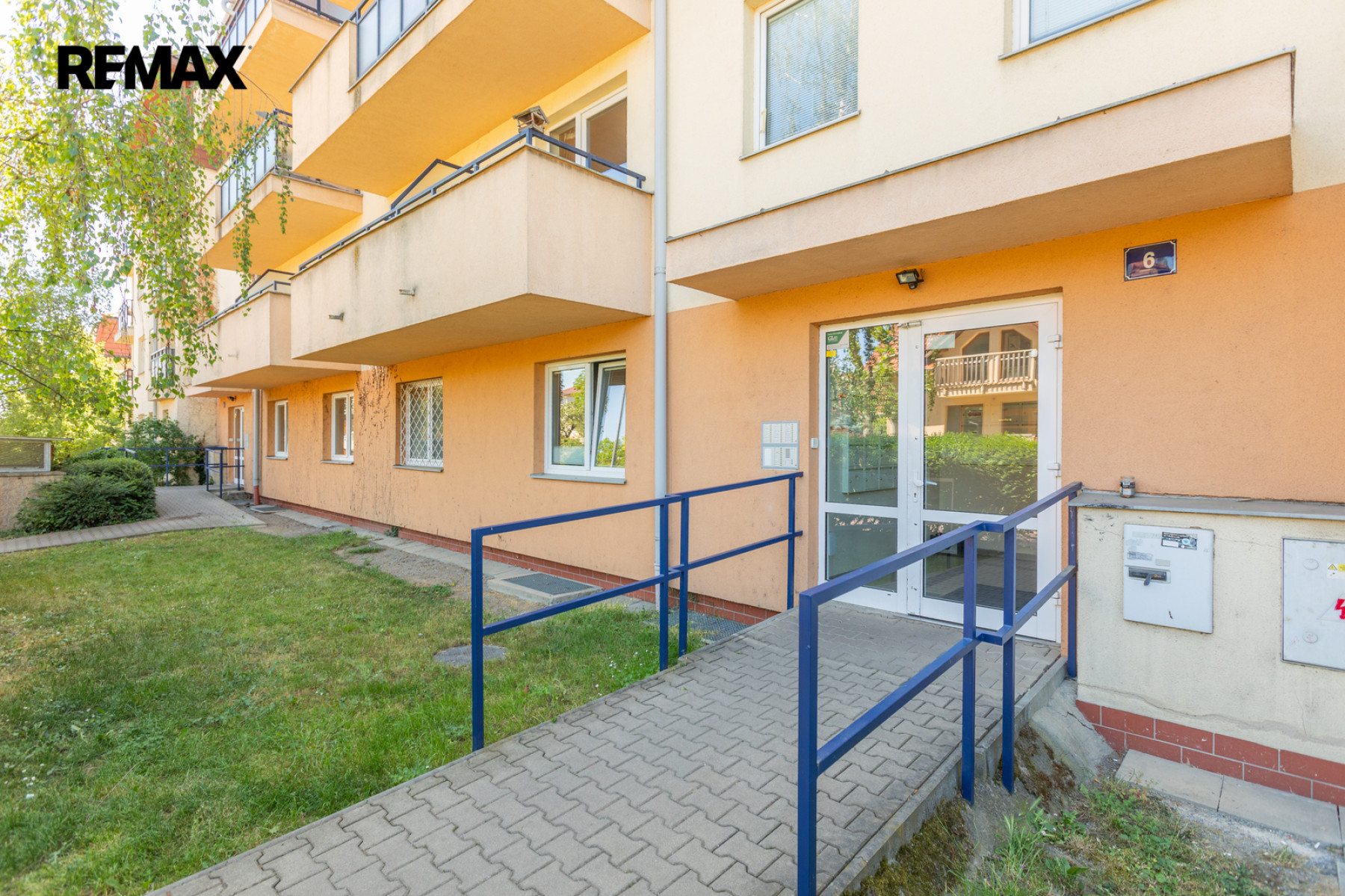 Skvěle prostorný byt 2+kk s balkonem v Radotíně
