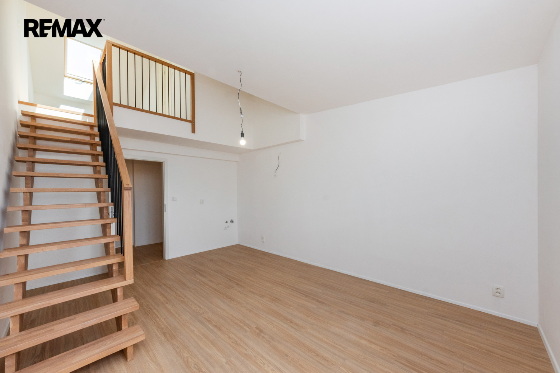 Mezonet 3+kk/galerie/sklep 71,9 m² OV cihla výtah jih výhled Jeseniova metro A Želivského 5 min