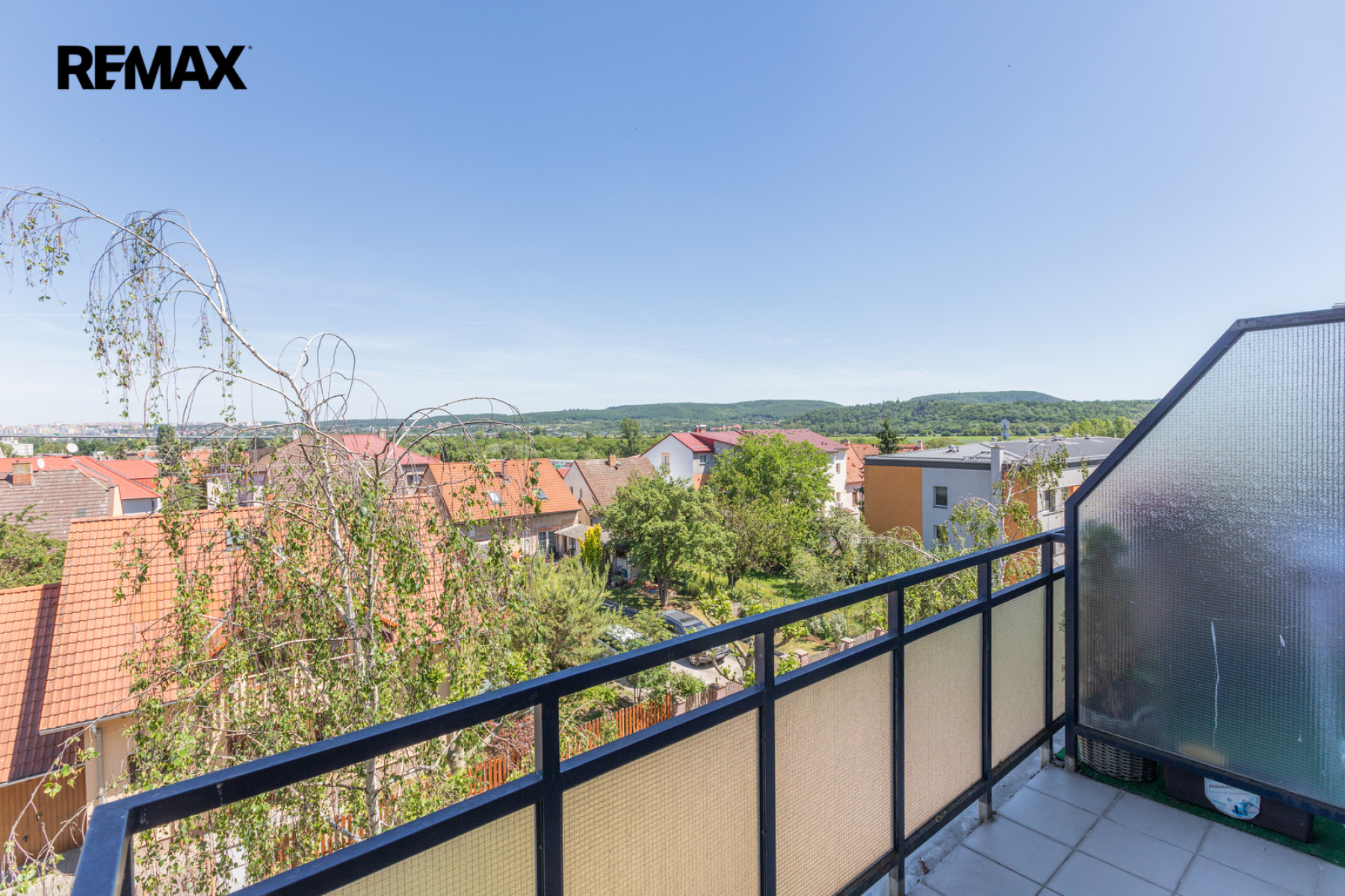 Skvěle prostorný byt 2+kk s balkonem v Radotíně