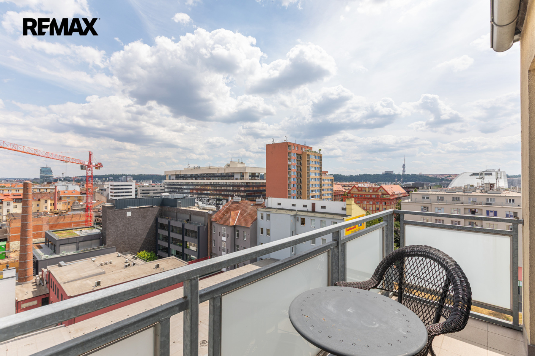 Pronájem mezonetu 2+kk se dvěma balkony a parkovacím stáním
