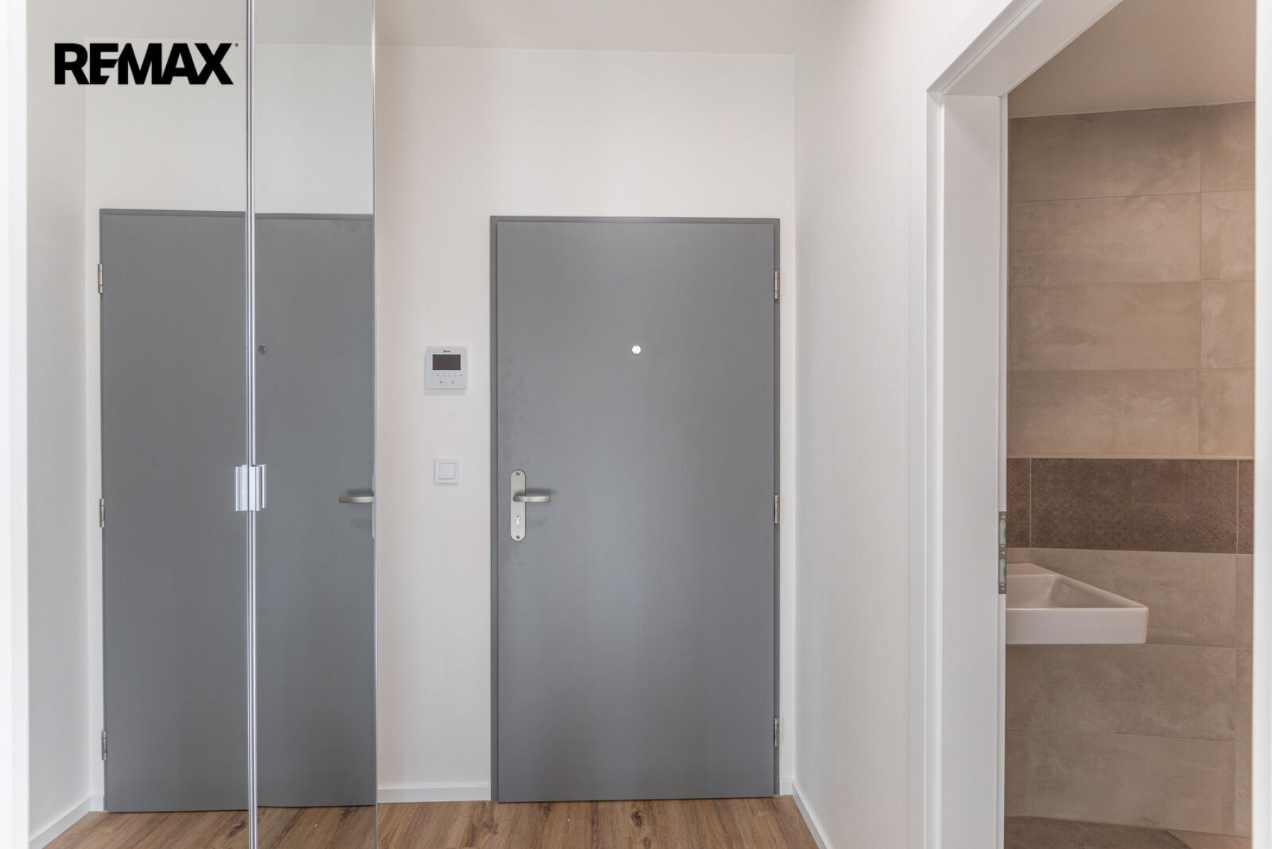 Úplně nový krásný byt s velkým balkonem v Praze – Lochkově