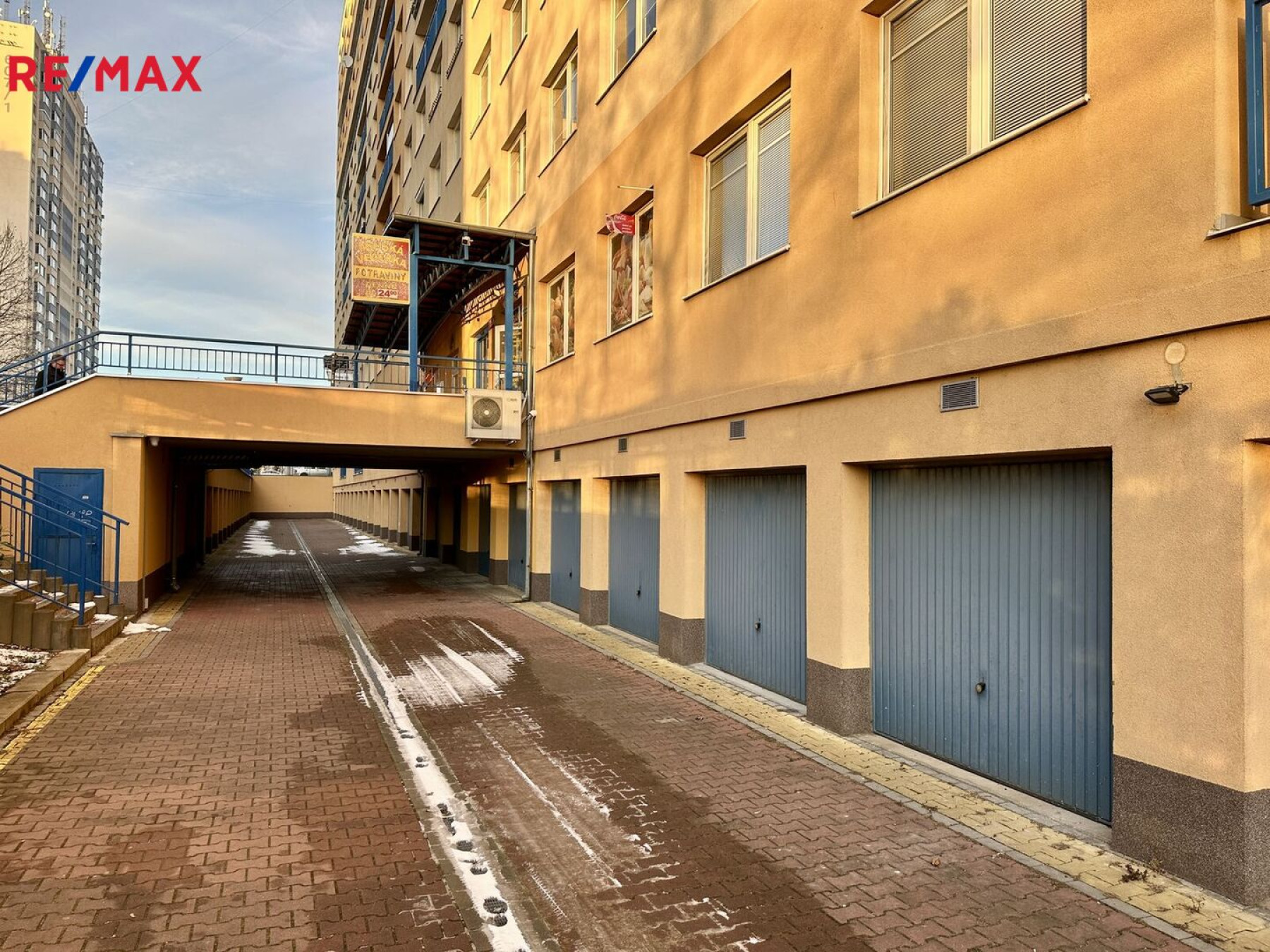 Prodej garáže 16 m2 v Troji, Praha 8