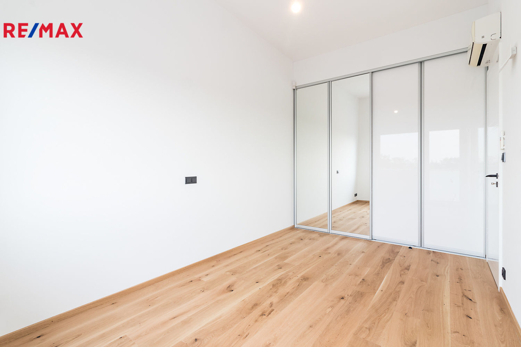 5+kk s předzahrádkou, nadstandardním vybavením, bazénem a saunou