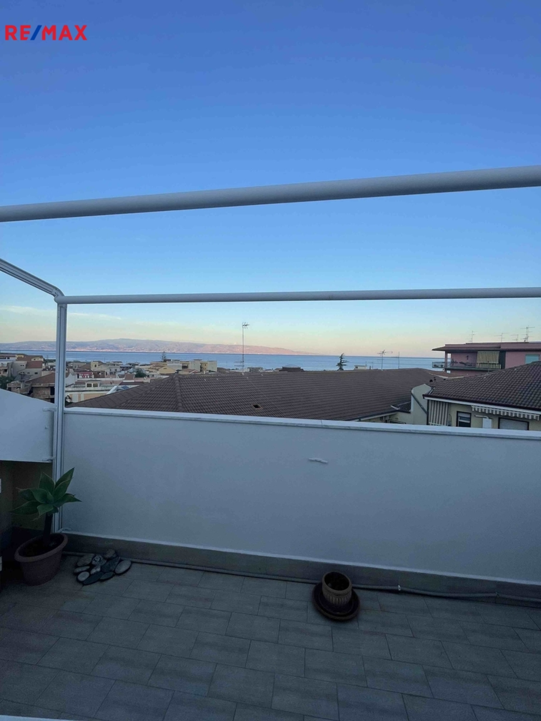 Krásný byt 1+1 s velkou terasou 17 m² jen 200 m od moře – Nizza di Sicilia