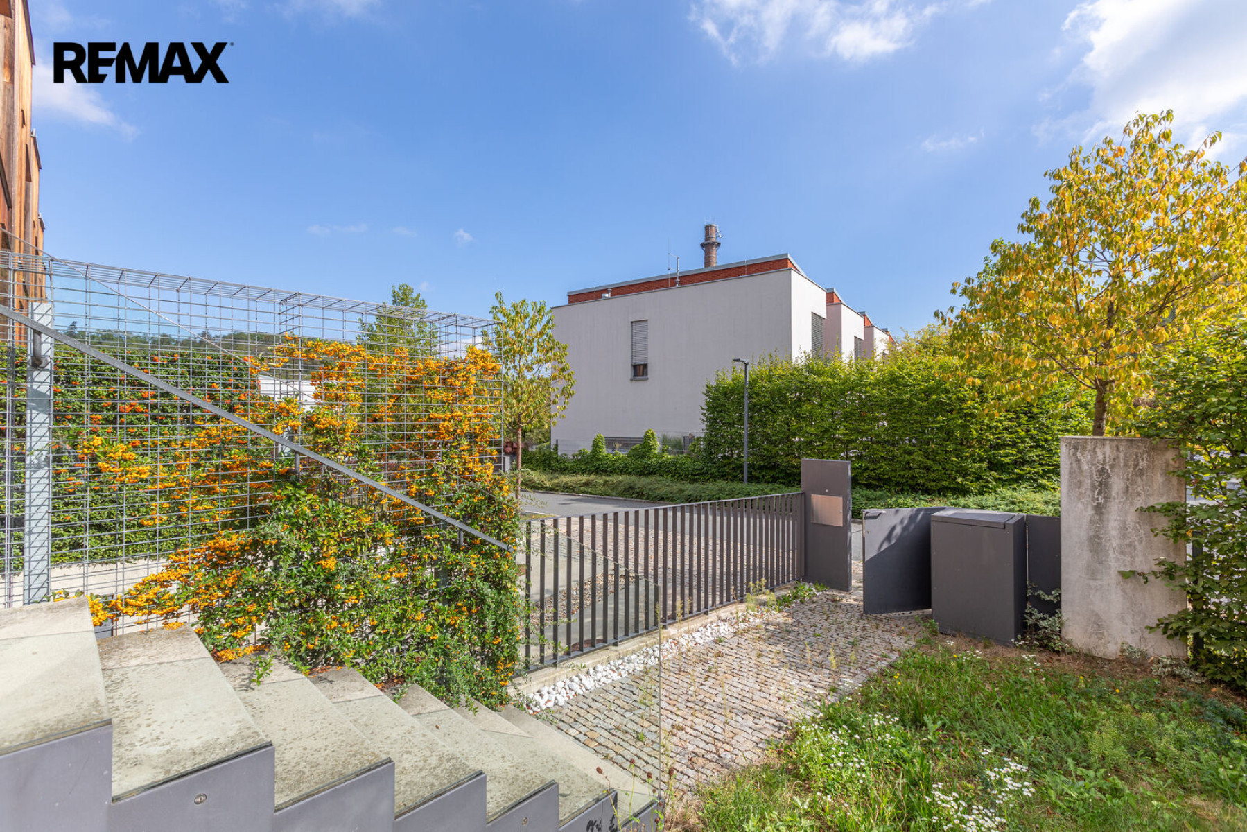 Pronájem rodinného domu 5+kk, 179 m² se zahradou 357 m², dvěma terasami, balkonem a dvougaráží
