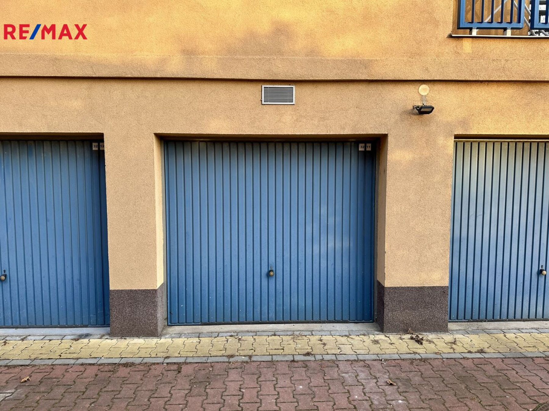 Prodej garáže 16 m2 v Troji, Praha 8