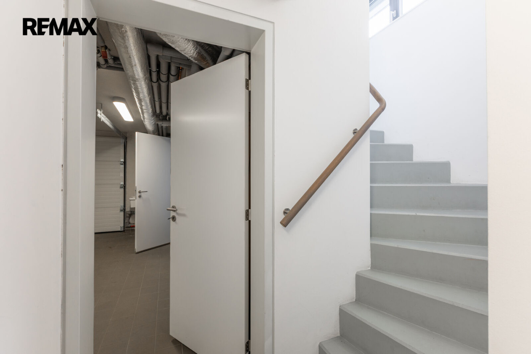 Pronájem rodinného domu 5+kk, 179 m² se zahradou 357 m², dvěma terasami, balkonem a dvougaráží