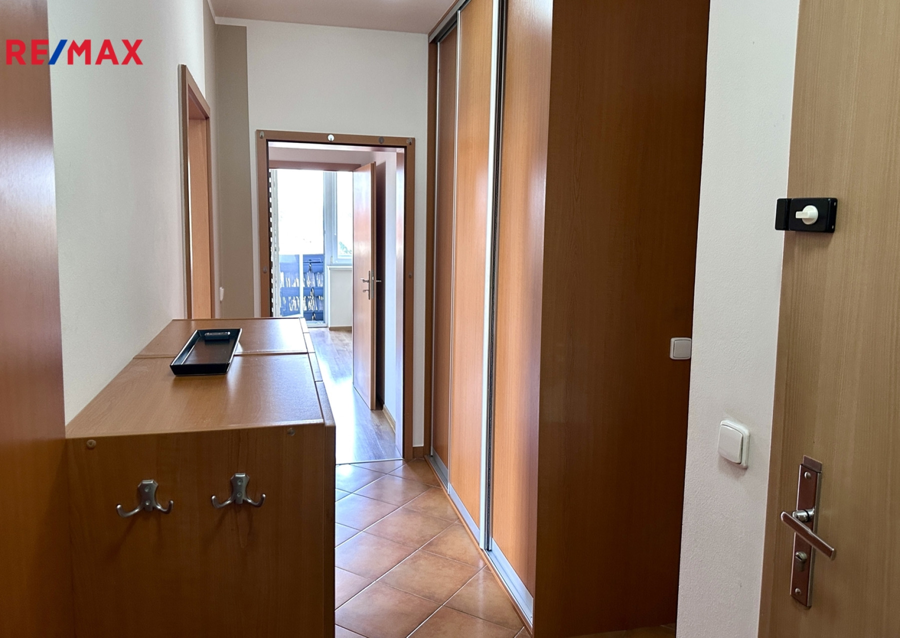Prodej světlého bytu 3+kk s balkony a garážovým stáním, Praha 9 - Kbely