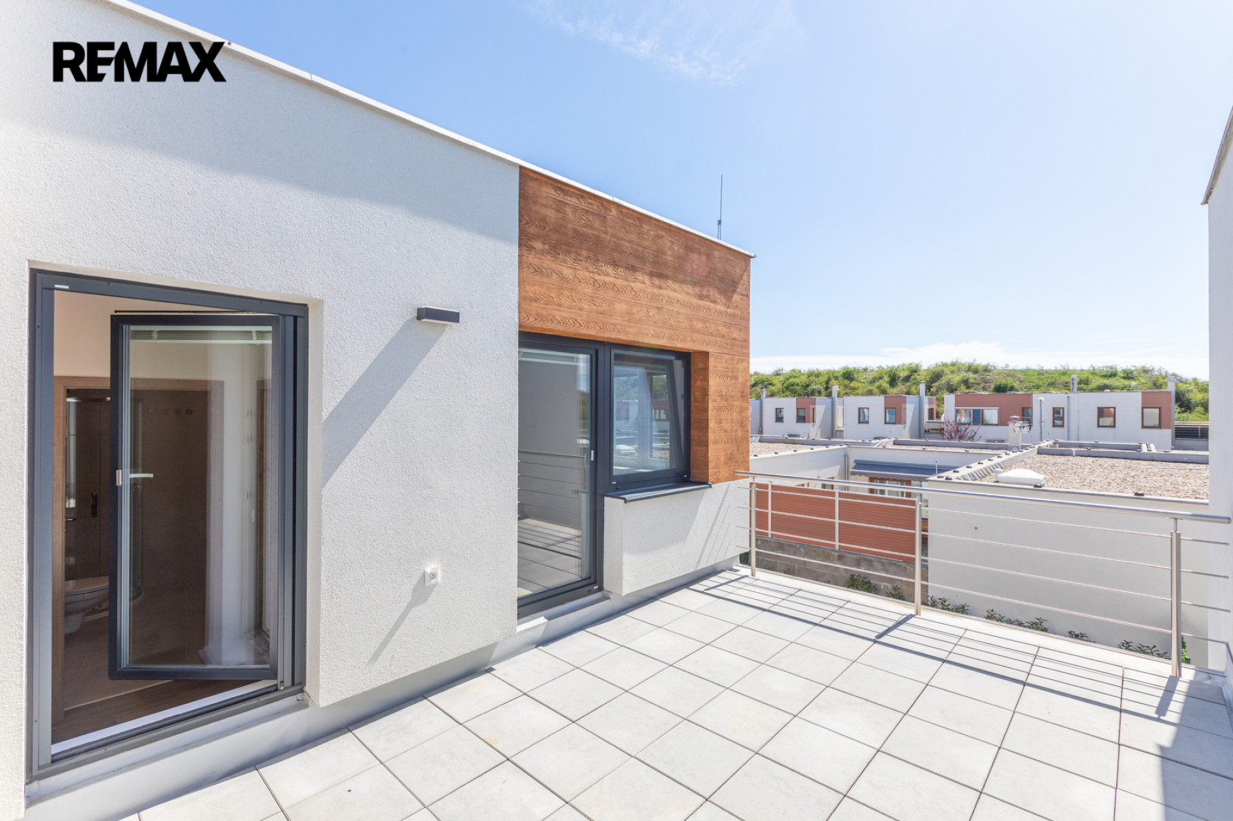 Pronájem rodinného domu 3+kk s parkovacím stáním a zahradou – Praha 9, Hostavice