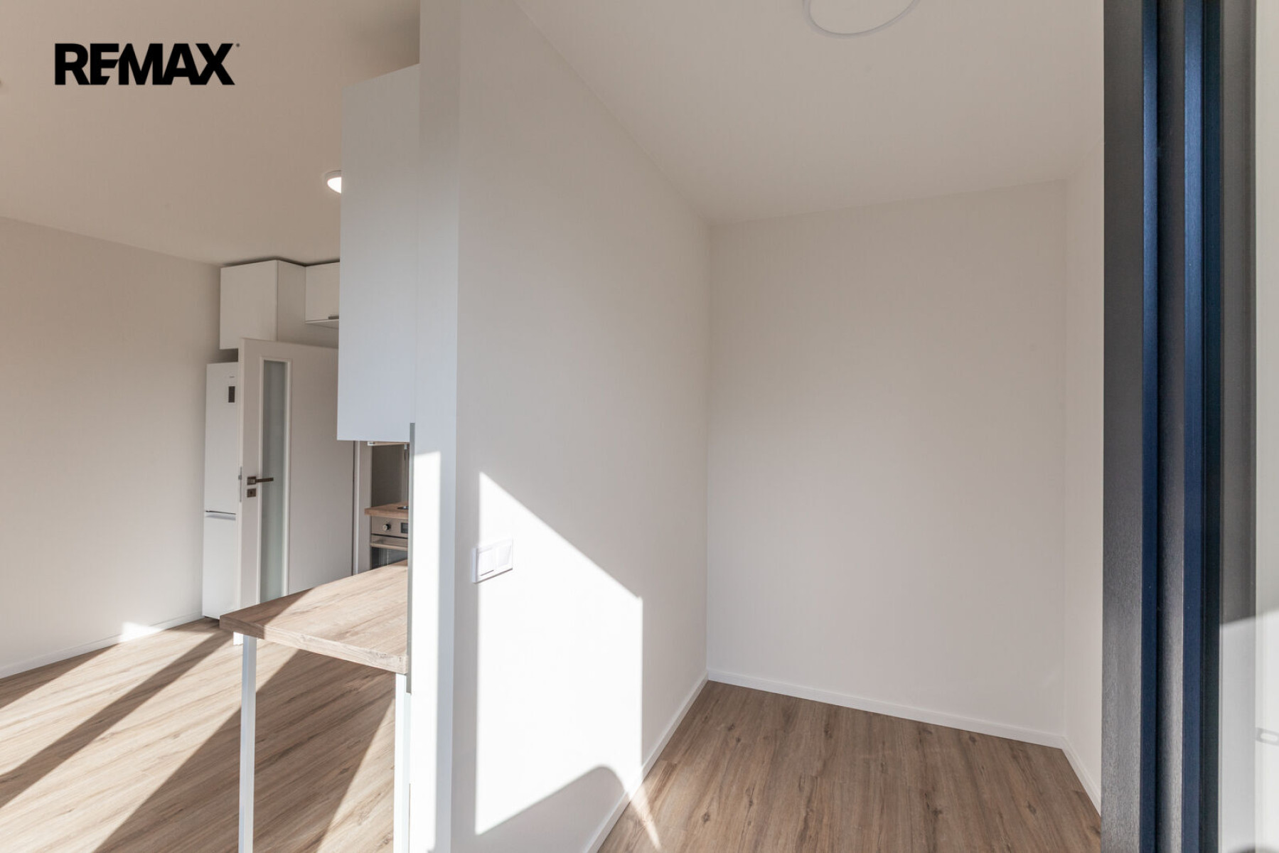 Úplně nový krásný byt s velkým balkonem v Praze – Lochkově
