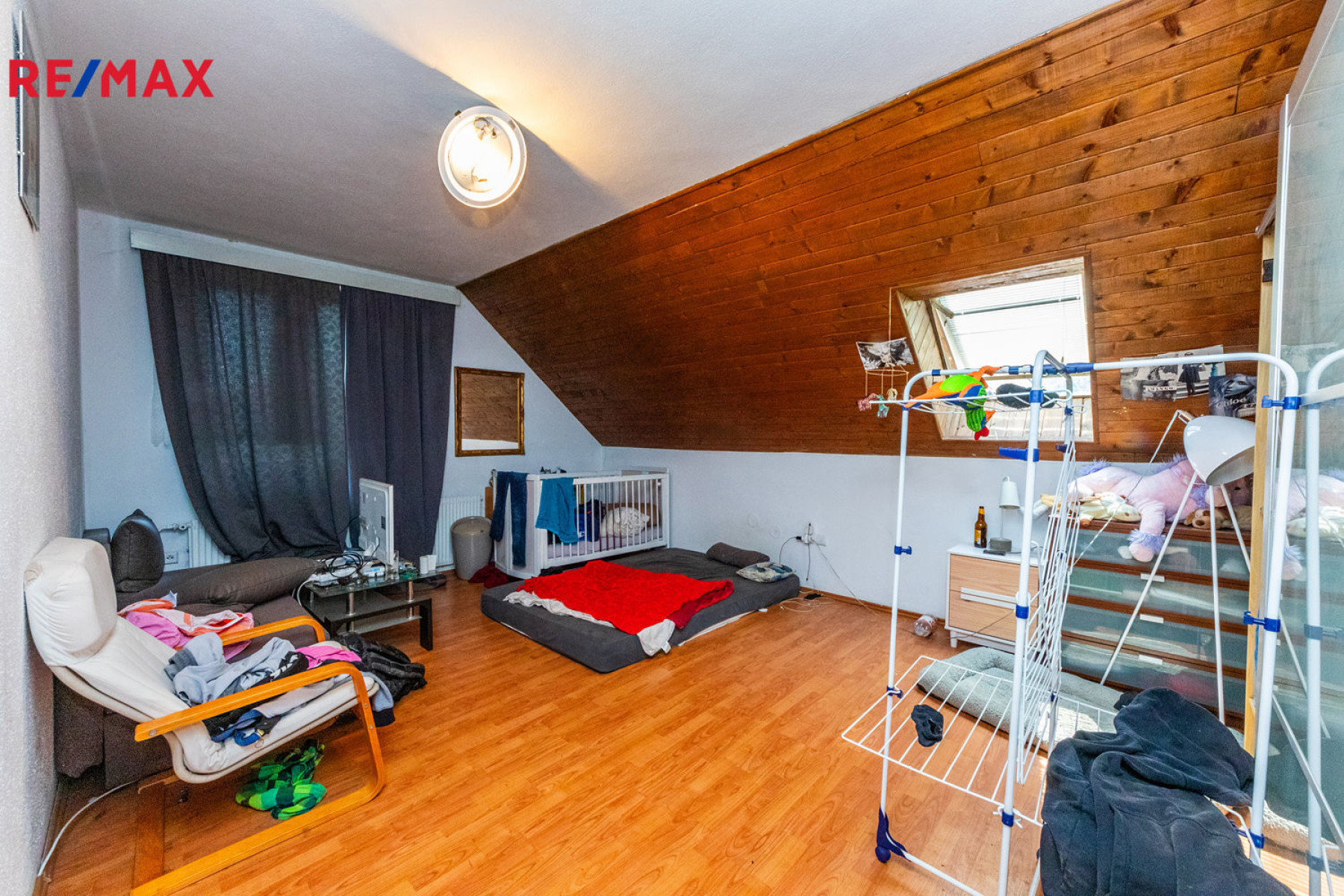 Třípodlažní RD 465 m² lodžie terasa dvojgaráž sklep studna zahrada bazén Lipence Praha 5