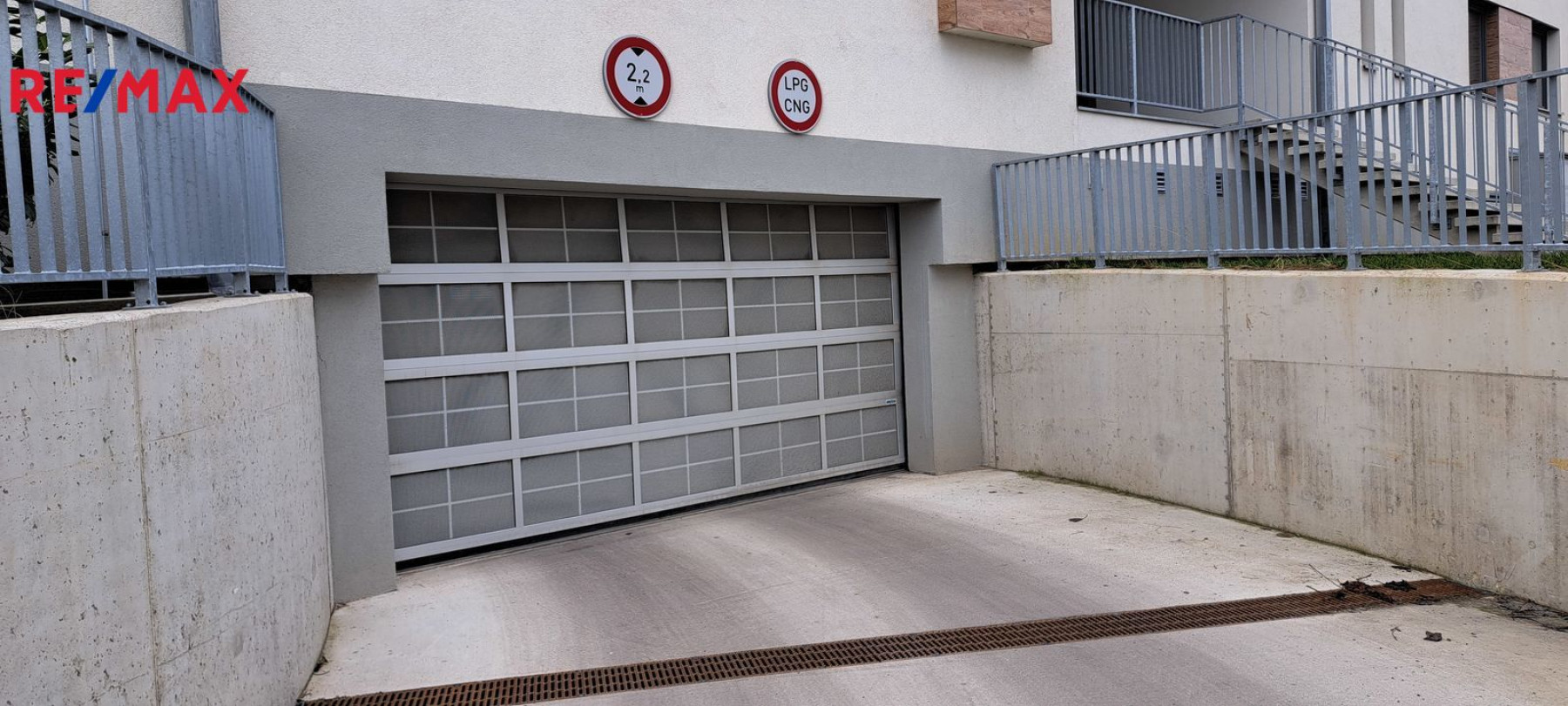 Prodej garážového stání 14 m2, Praha 5 - Sobín