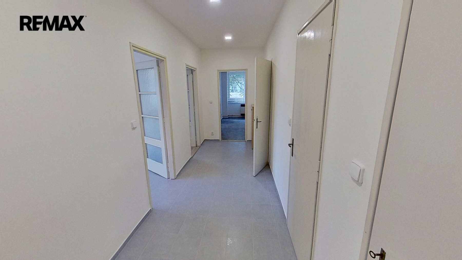Pronájem zrekonstruovaného bytu 2+1, 76,5 m² se sklepem a společnou zahradou, Praha 4