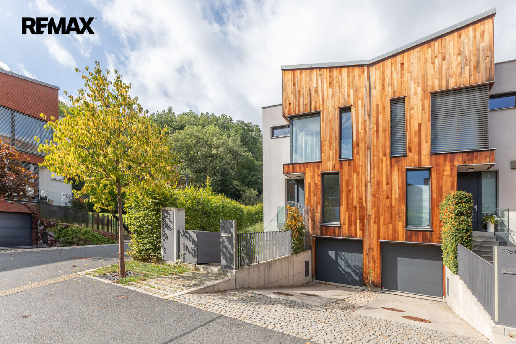 Pronájem rodinného domu 5+kk, 179 m² se zahradou 357 m², dvěma terasami, balkonem a dvougaráží