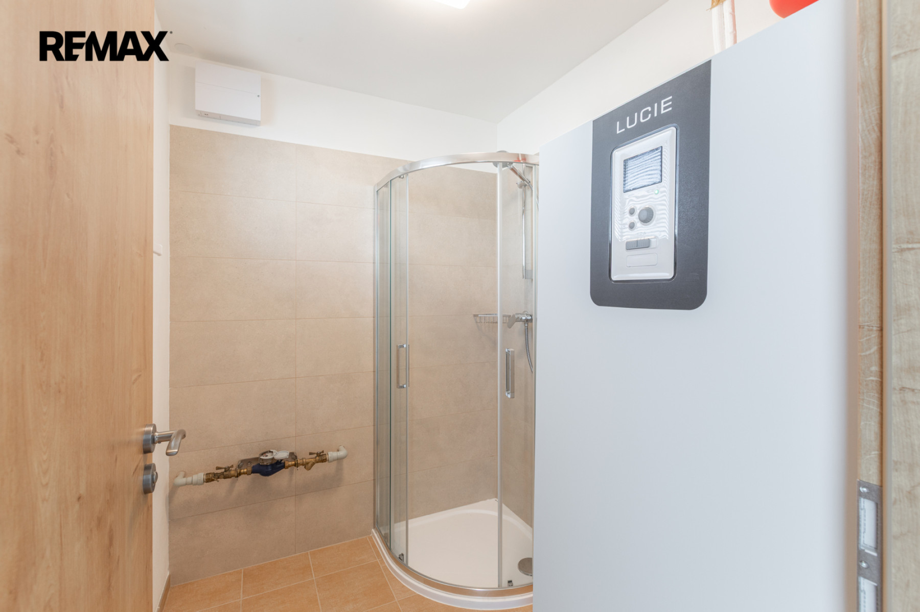 Pronájem rodinného domu 3+kk s parkovacím stáním a zahradou – Praha 9, Hostavice