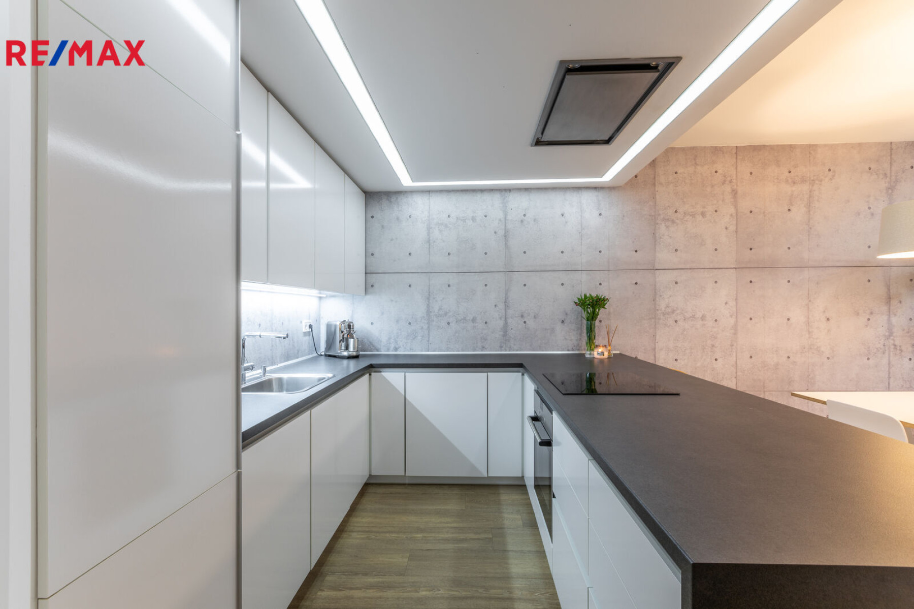 Krásný byt 3+kk zařízený architektonickým studiem s velkou terasou/předzahrádkou