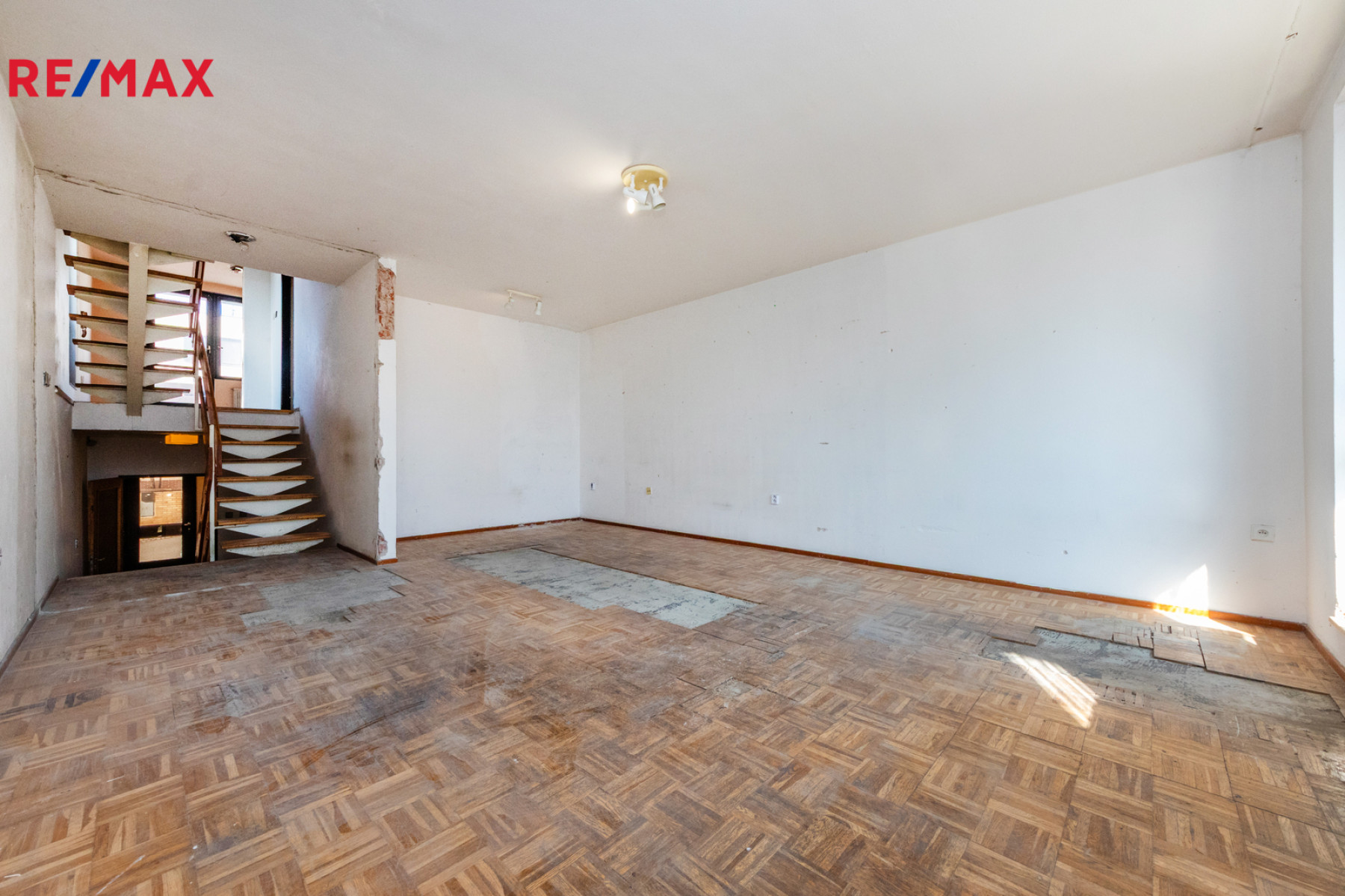 Rohový řadový RD 229 m² 2x lodžie garáž zahrada 311 m² původní stav Součkova Řepy