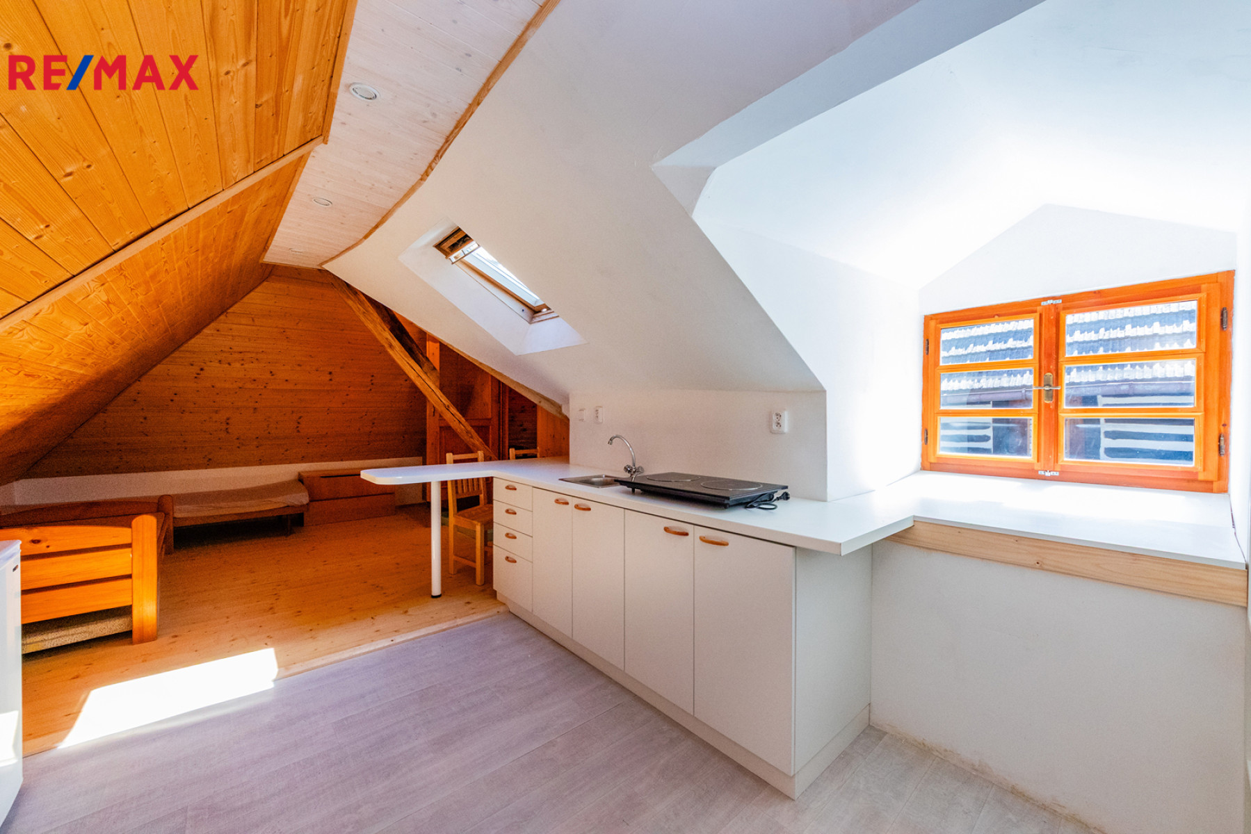 Stylová tradiční patrová chalupa s vnitřním čtvercovým dvorem, pozemek 1 264 m², Široký důl Polička