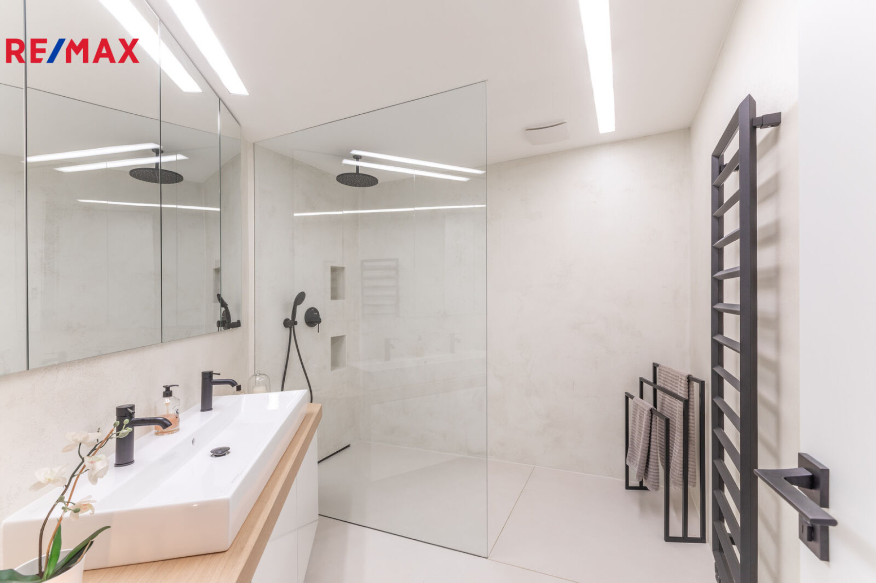 Krásný byt 3+kk zařízený architektonickým studiem s velkou terasou/předzahrádkou