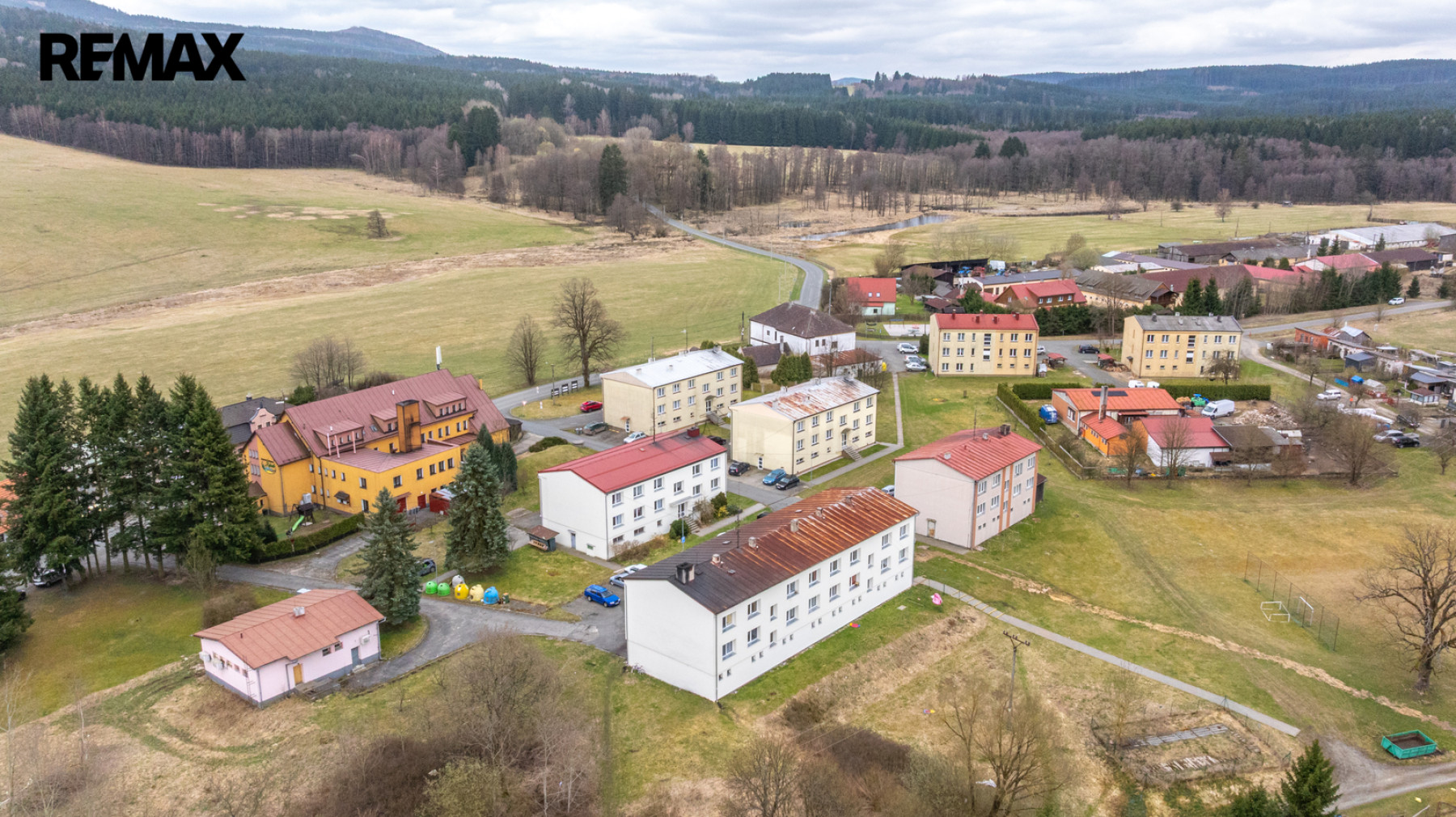 Činžovní dům se 6 byty a 6 garážemi v obci Rybník