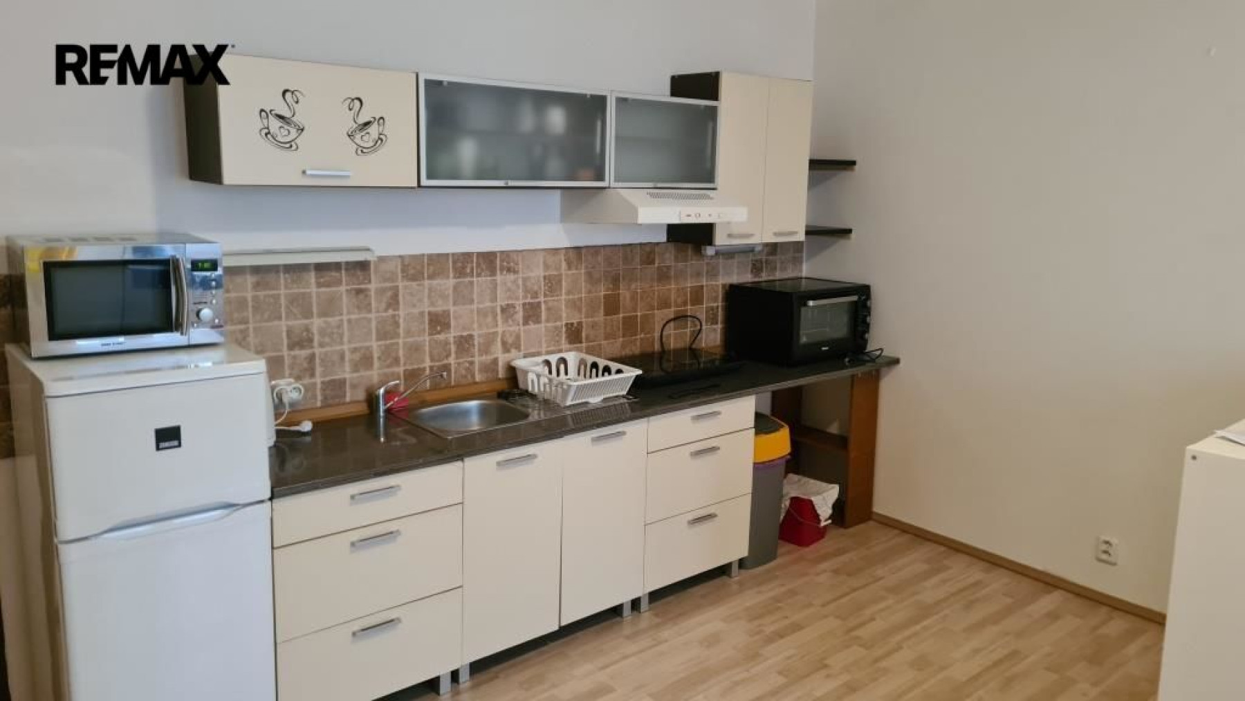 Světlý klidný byt 1+kk u metra Pražského povstání