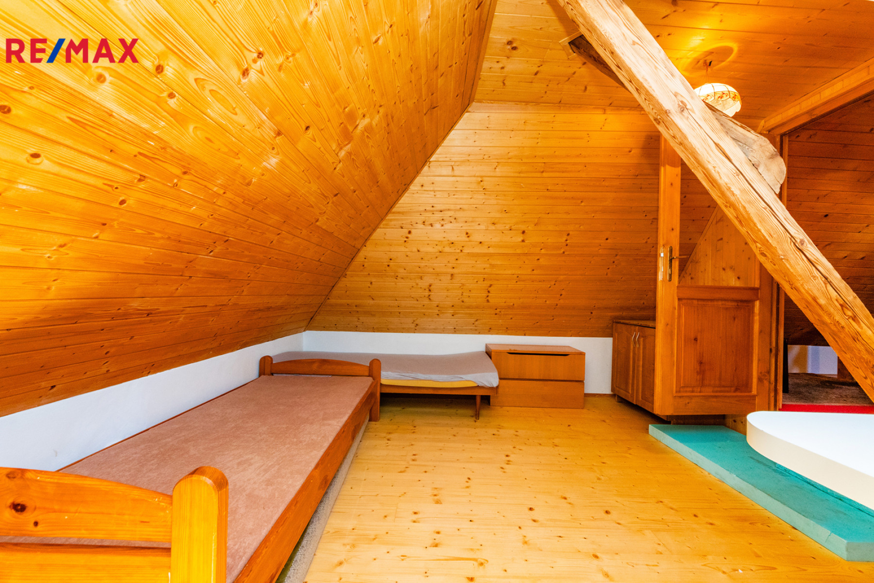 Stylová tradiční patrová chalupa s vnitřním čtvercovým dvorem, pozemek 1 264 m², Široký důl Polička