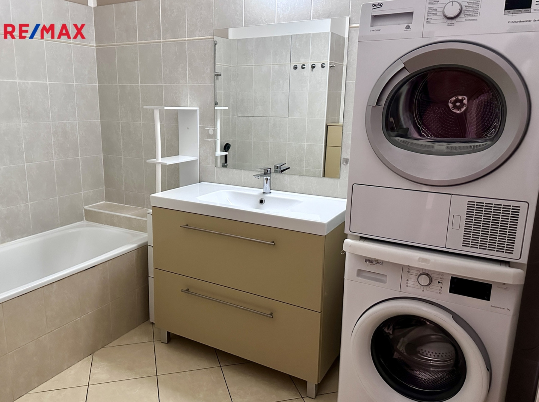 Prodej světlého bytu 3+kk s balkony a garážovým stáním, Praha 9 - Kbely