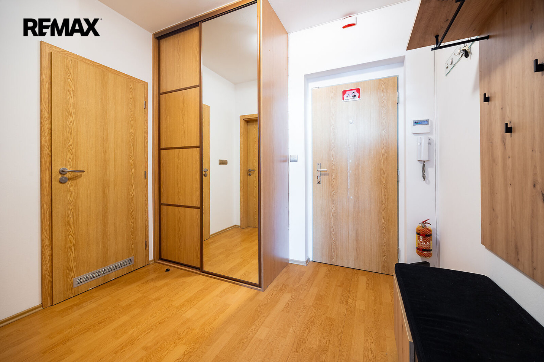 Prodej skvělého bytu 2+kk s prostorným balkonem, parkovacím stáním v garážích a sklepem