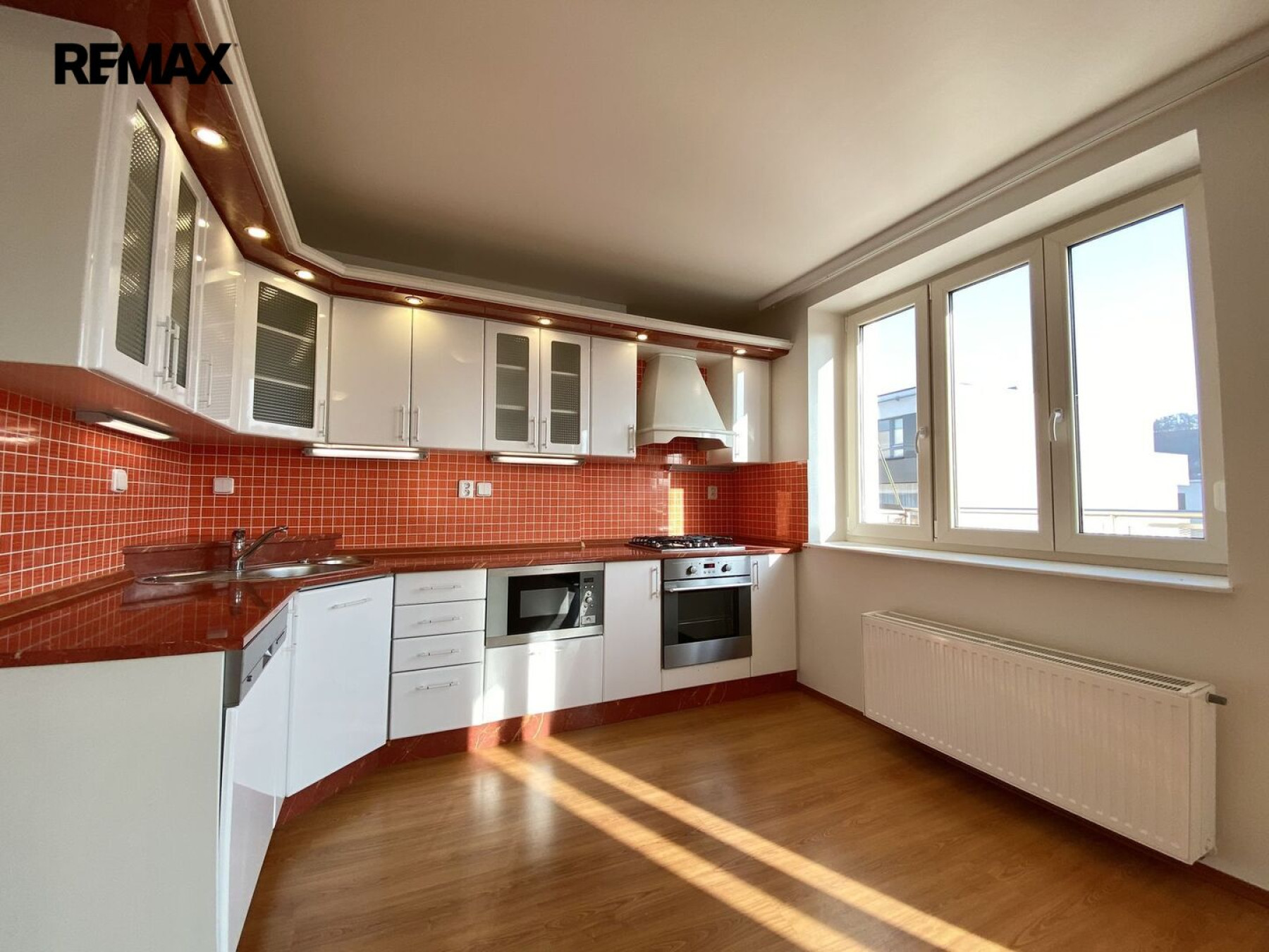 Prostorný, dvoupatrový byt 4+kk s terasou, Praha 8 - Karlín