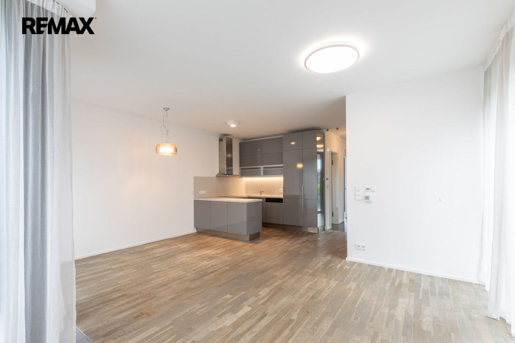 Pronájem rodinného domu 5+kk, 179 m² se zahradou 357 m², dvěma terasami, balkonem a dvougaráží