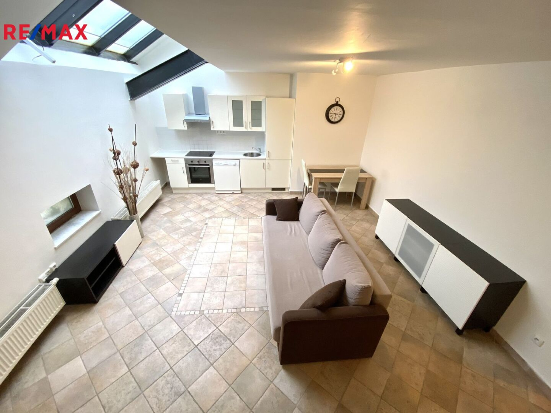Pronájem bytu 2+kk o výměře 74 m2, Praha 5 - Smíchov